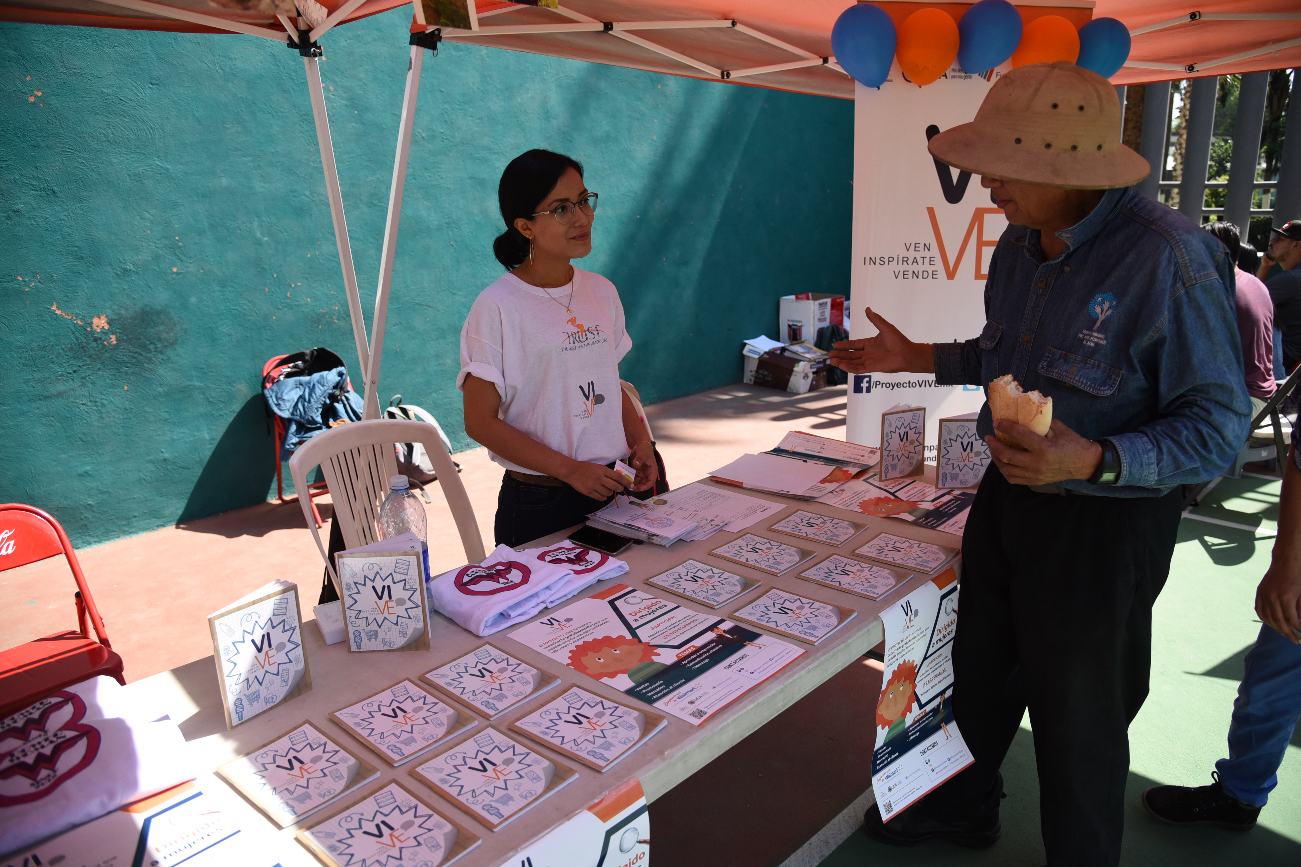 Responsable de stand interactuando con un visitante