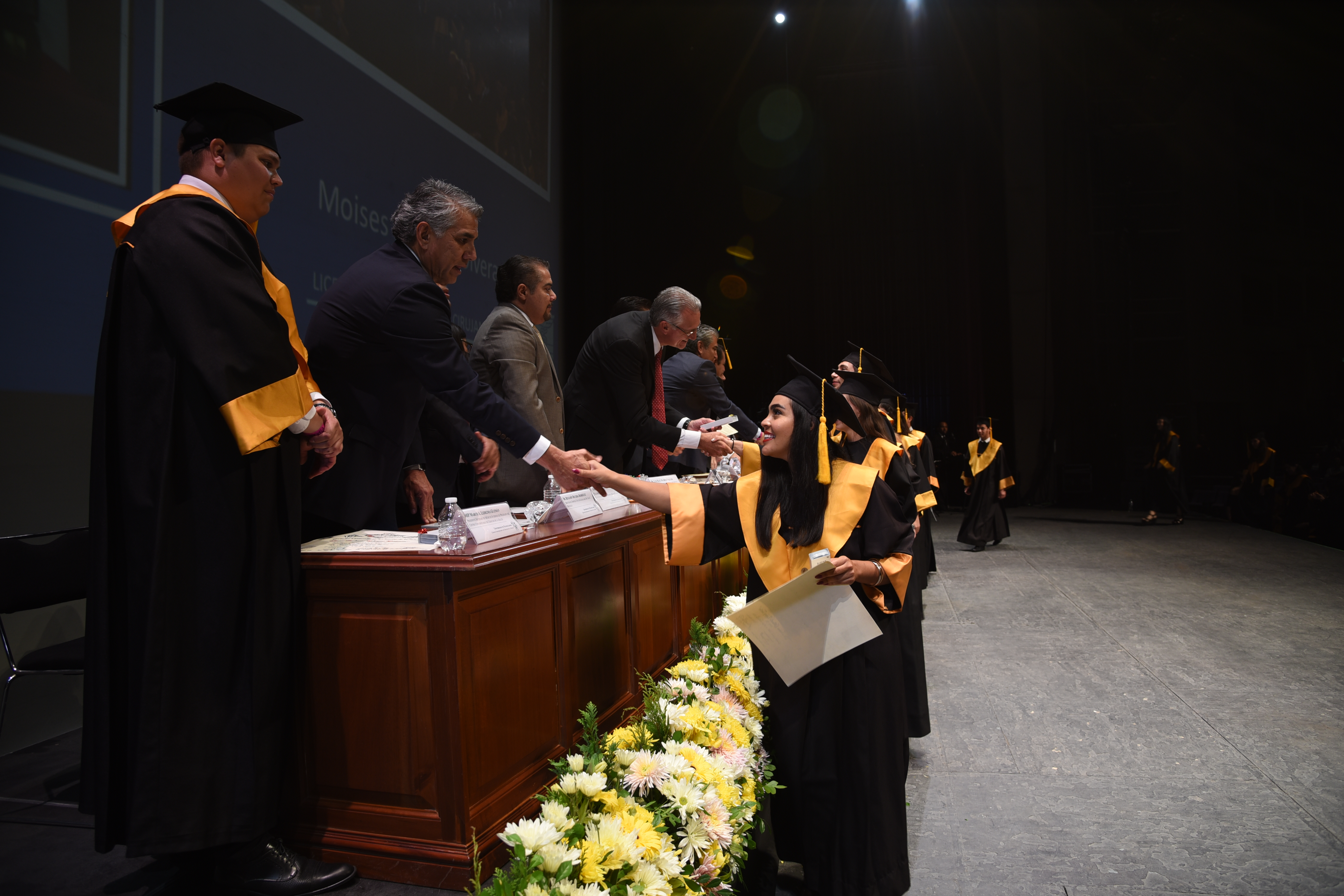 Alumna recibiendo constancia