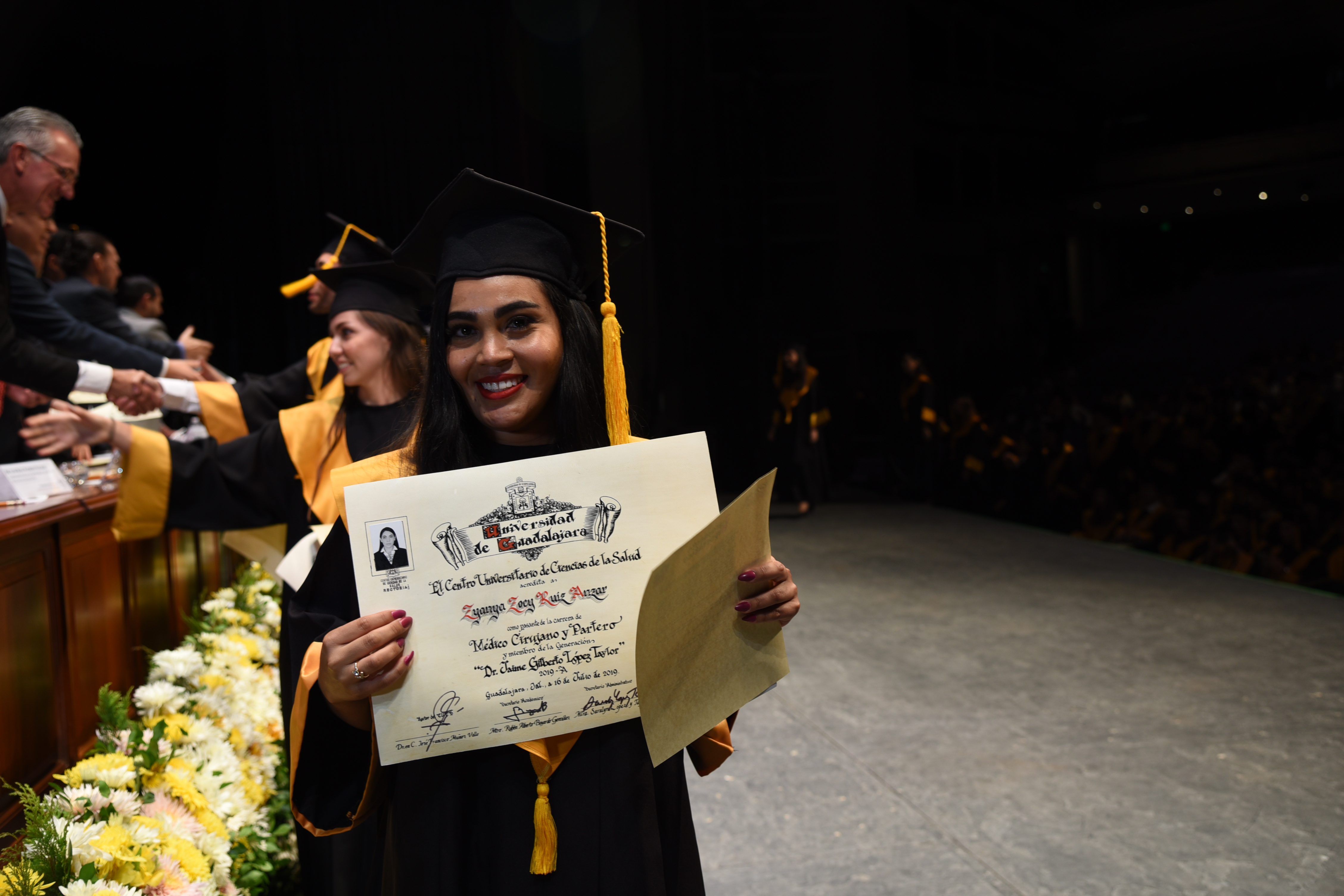 Alumna exhibiendo su constancia de egresada 