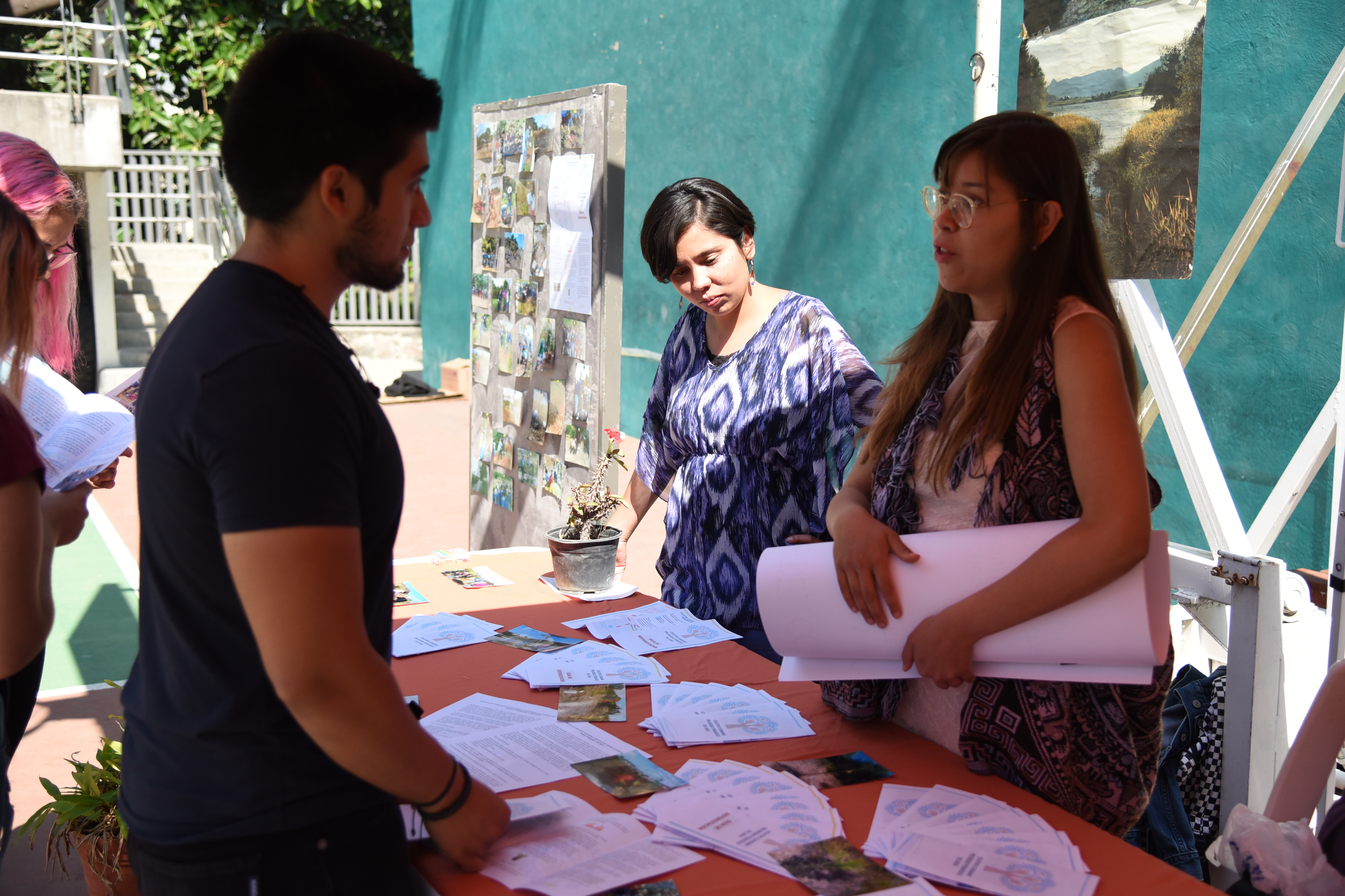 Alumno visitando un stand