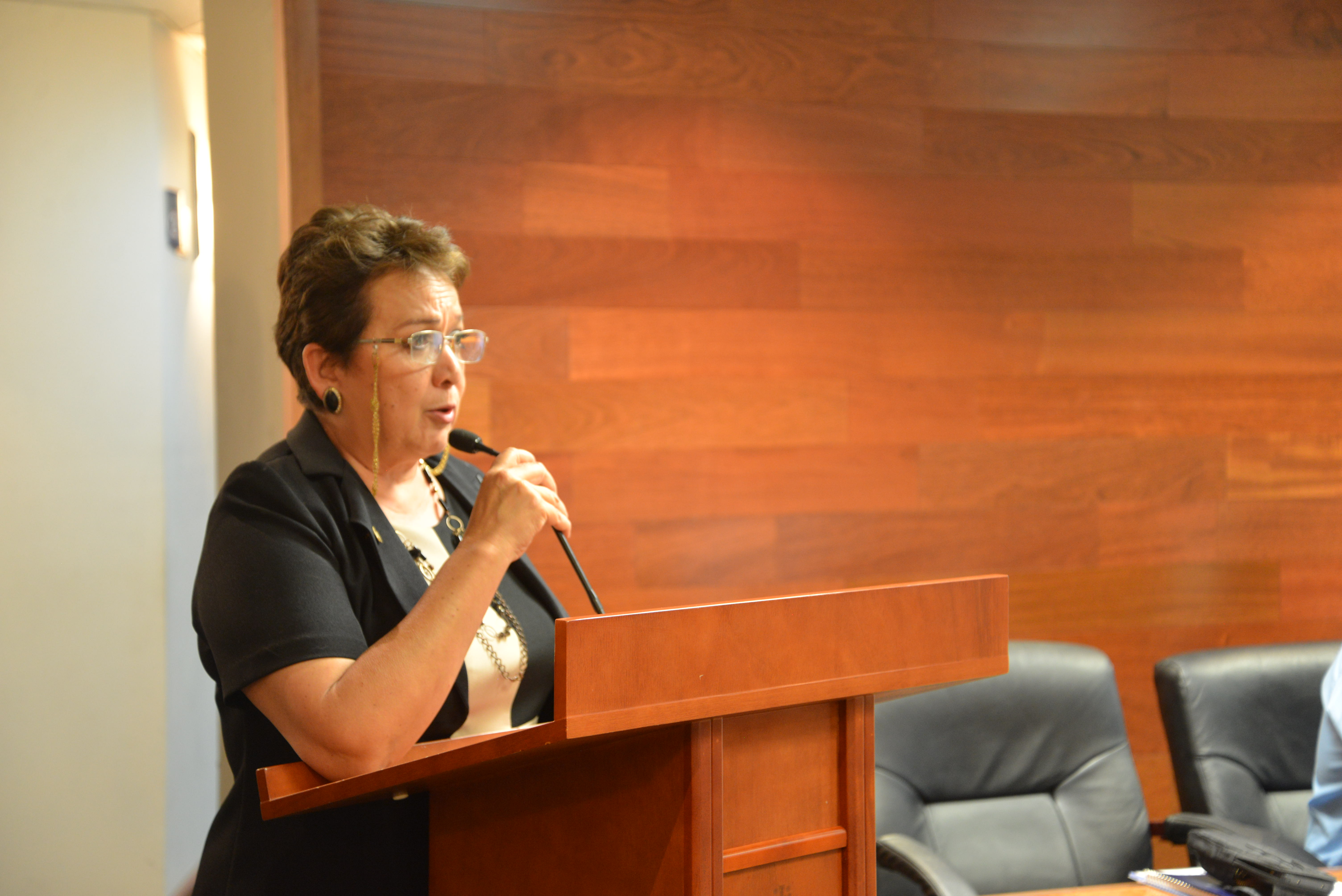 Dra. Rosario Ruiz dando mensaje durante el acto inaugural