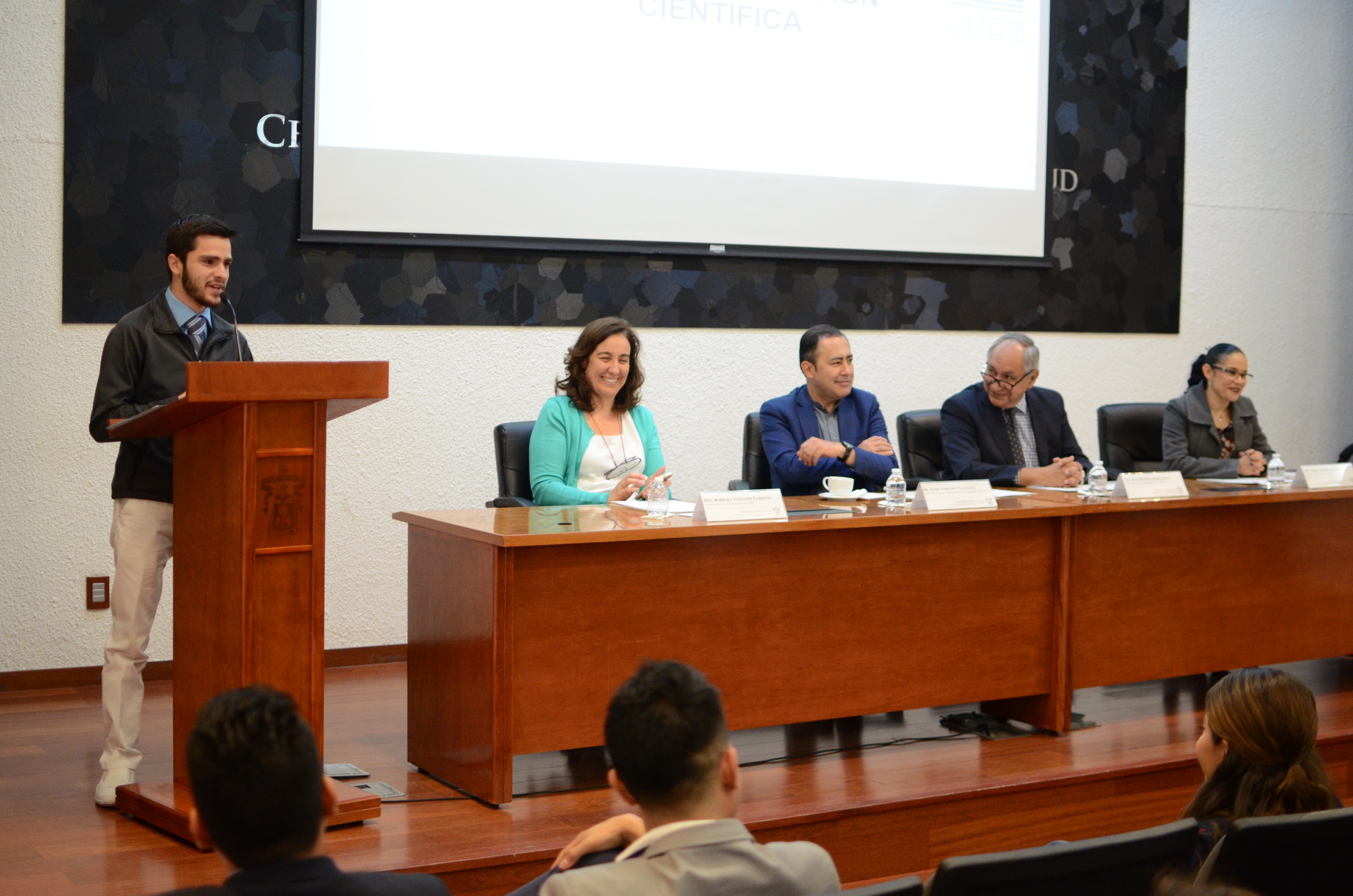 Brian Uriel Anaya Macías, estudiante licenciatura compartiendo experiencias exitosas en su incursión a la investigación. Miembros del presídium