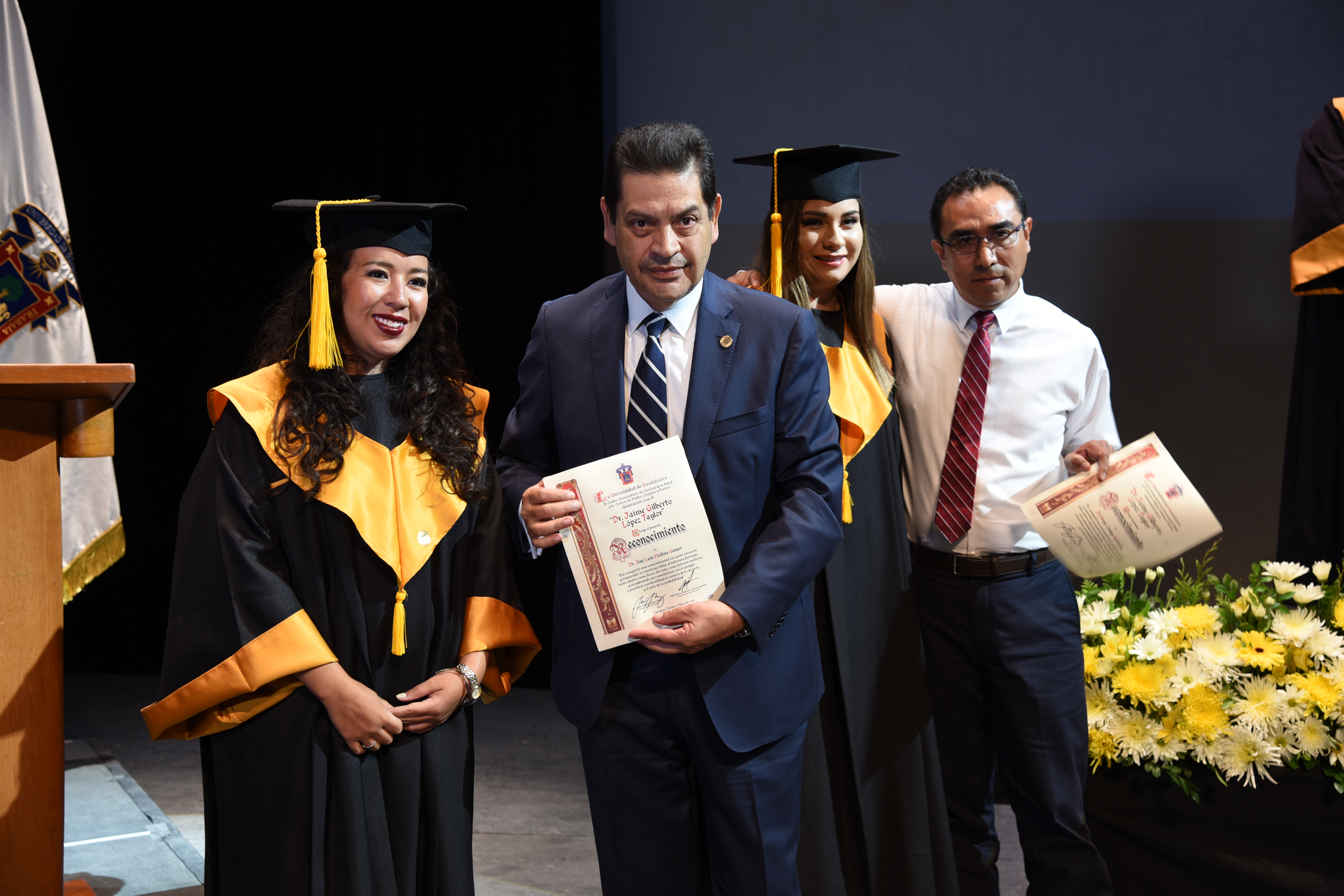 Maestro recibiendo reconocimiento