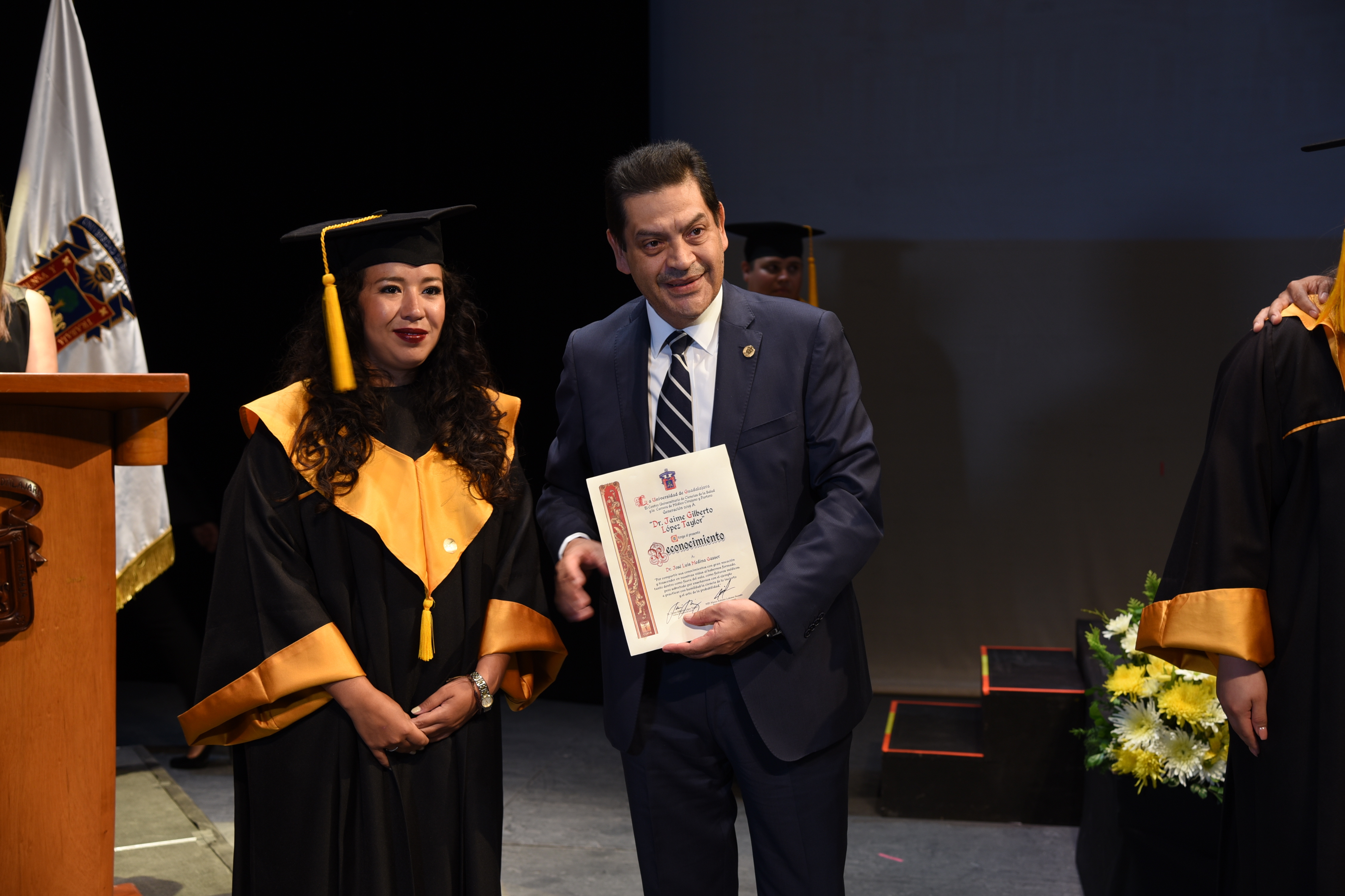 Maestro mostrando su reconocimiento