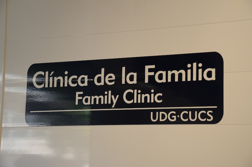 Letrero Clínica de la Familia CUCS