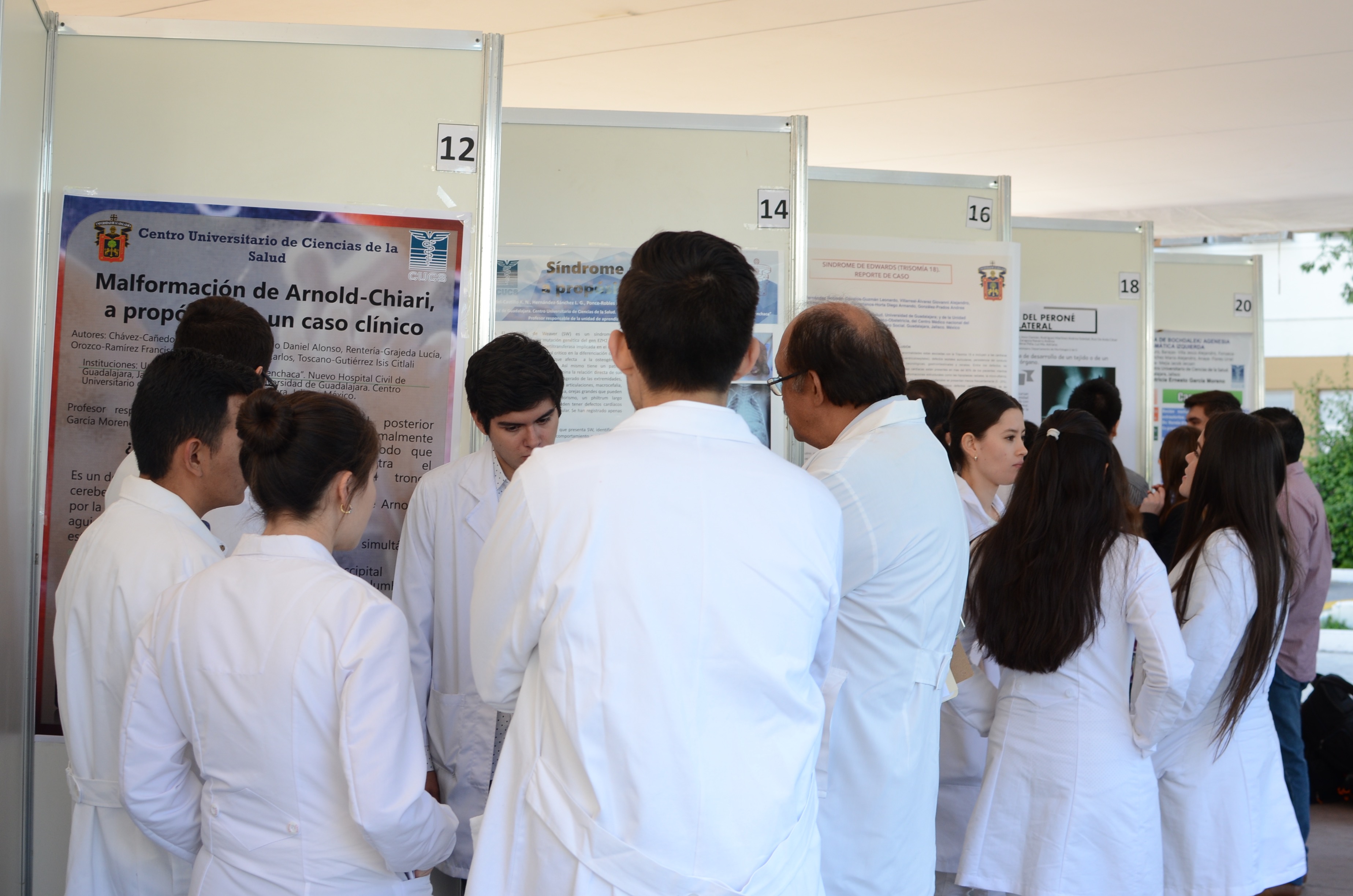 Alumnos exponiendo en cartel su trabajo de investigación