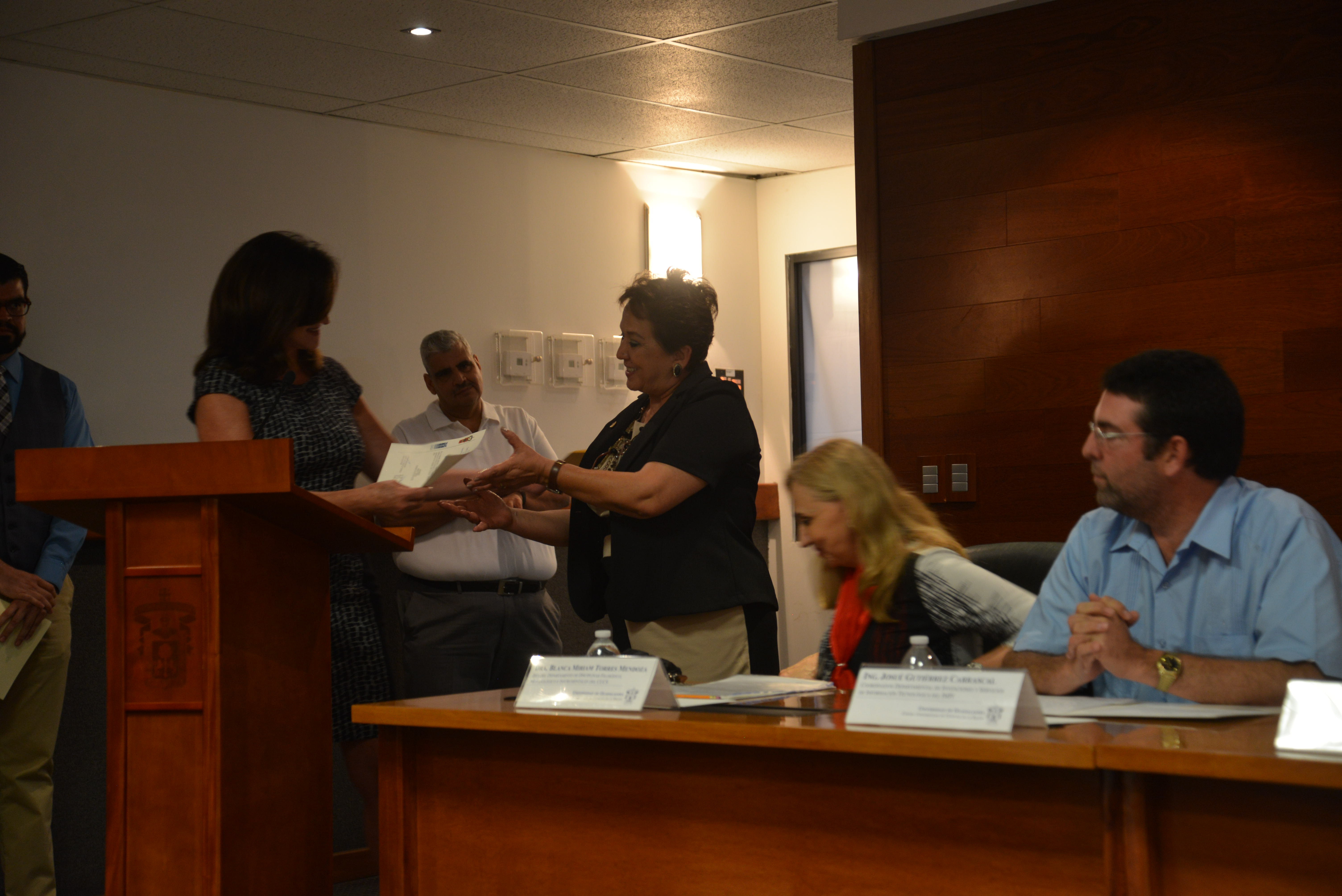 Dra Rosario Ruiz recibiendo reconocimiento