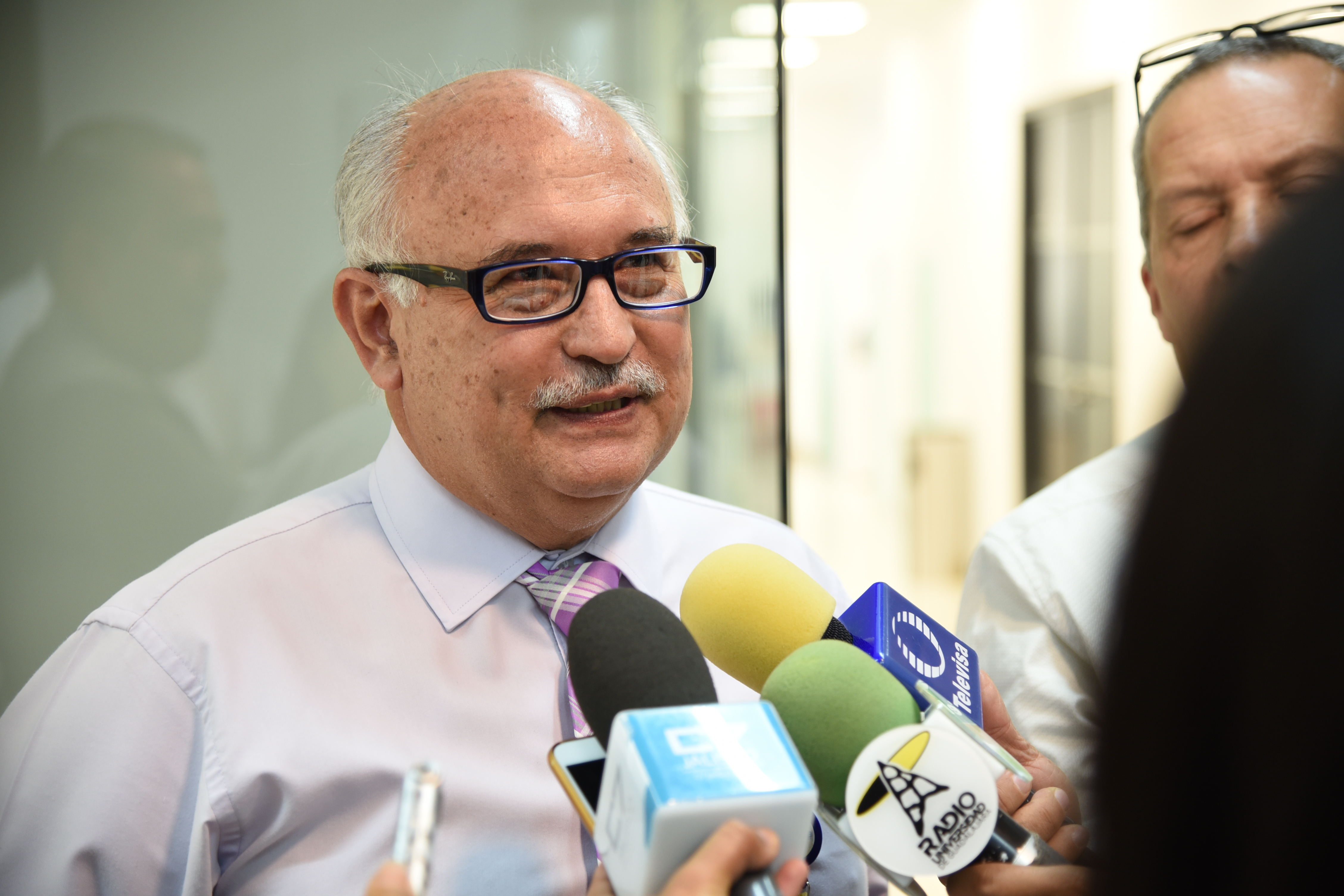 Dr. Francisco Soto Sánchez ofreciendo entrevista a la prensa
