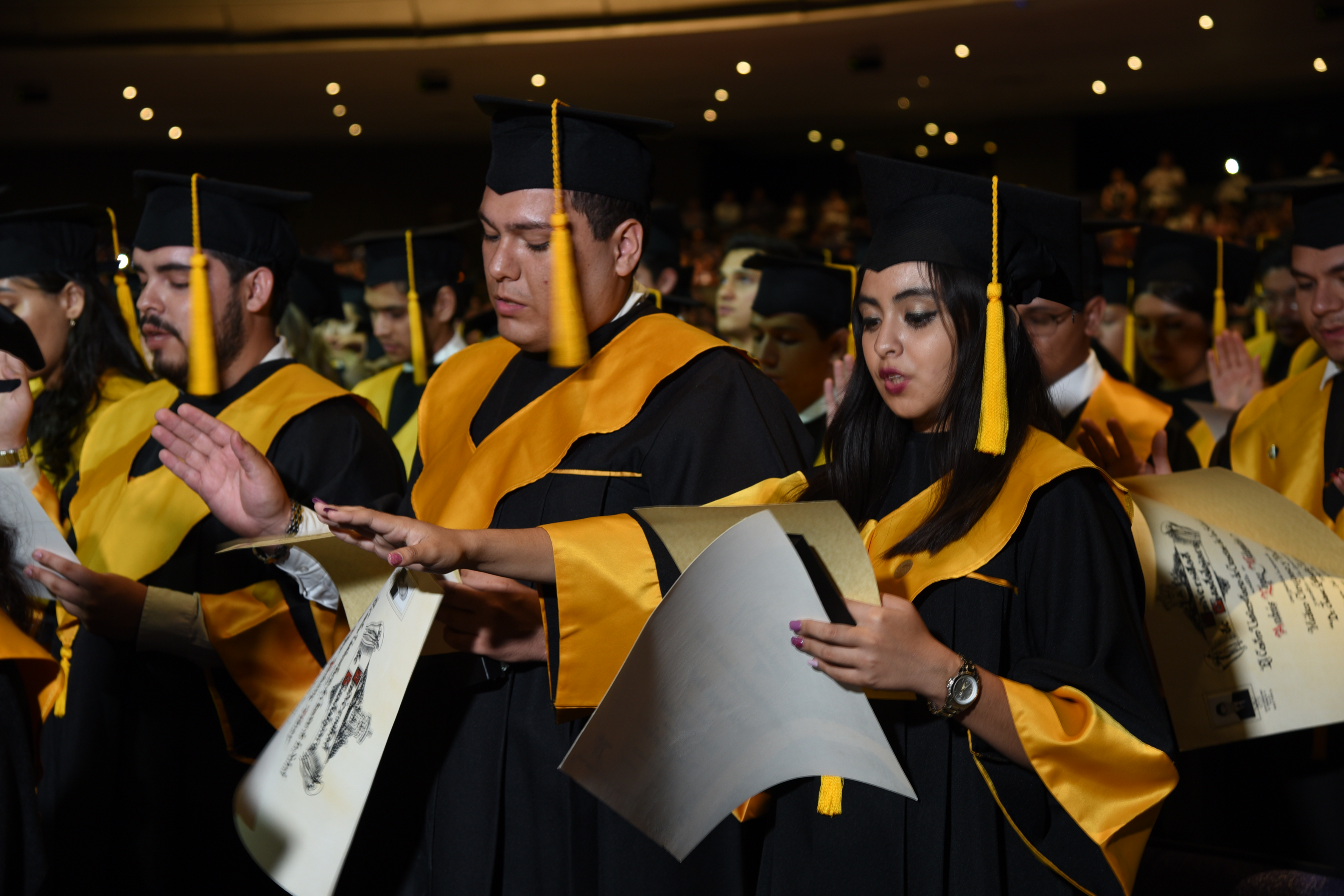 Alumnos leyendo el juramento hipocrático