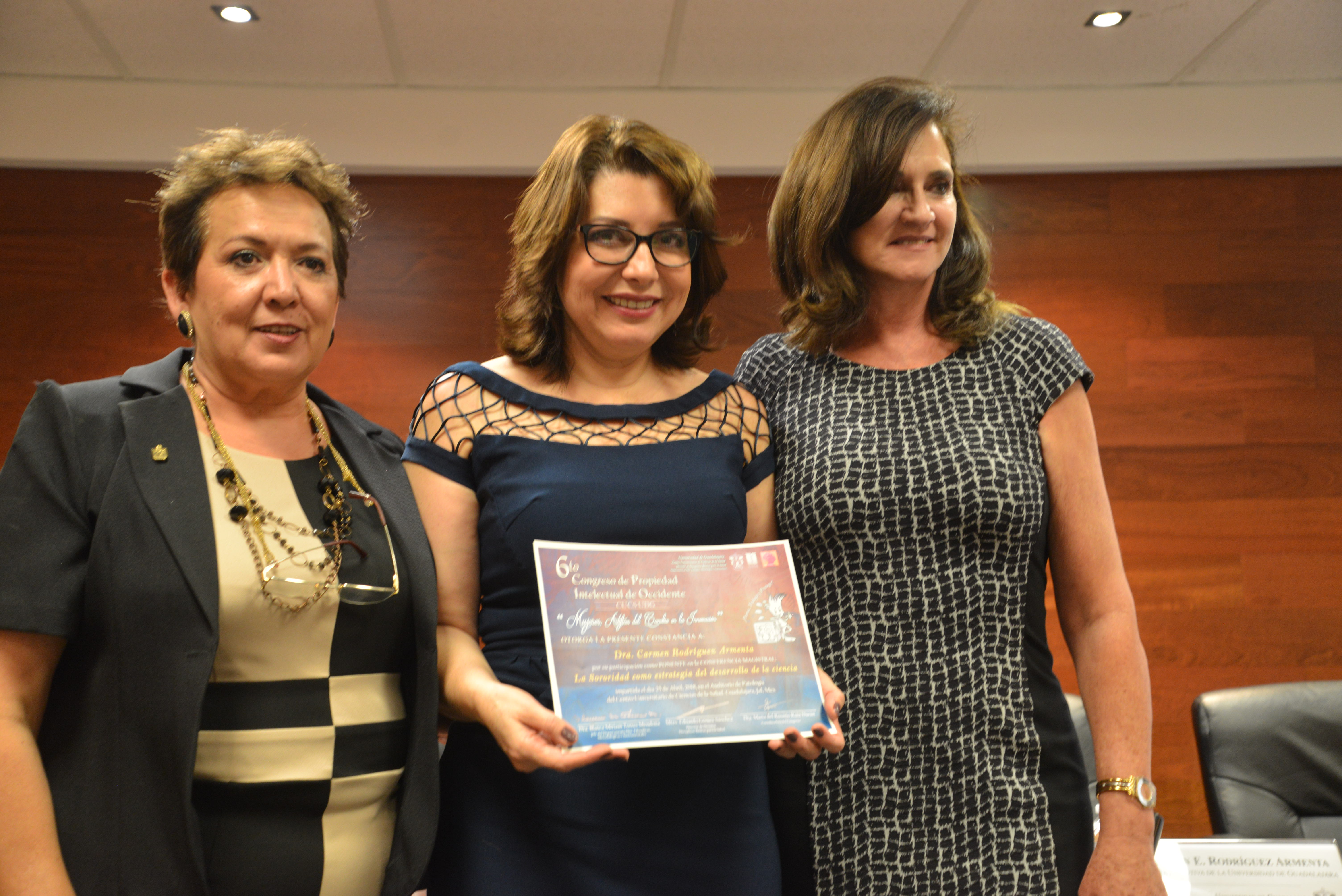 Dra. Carmen Rodríguez exhibiendo reconocimiento