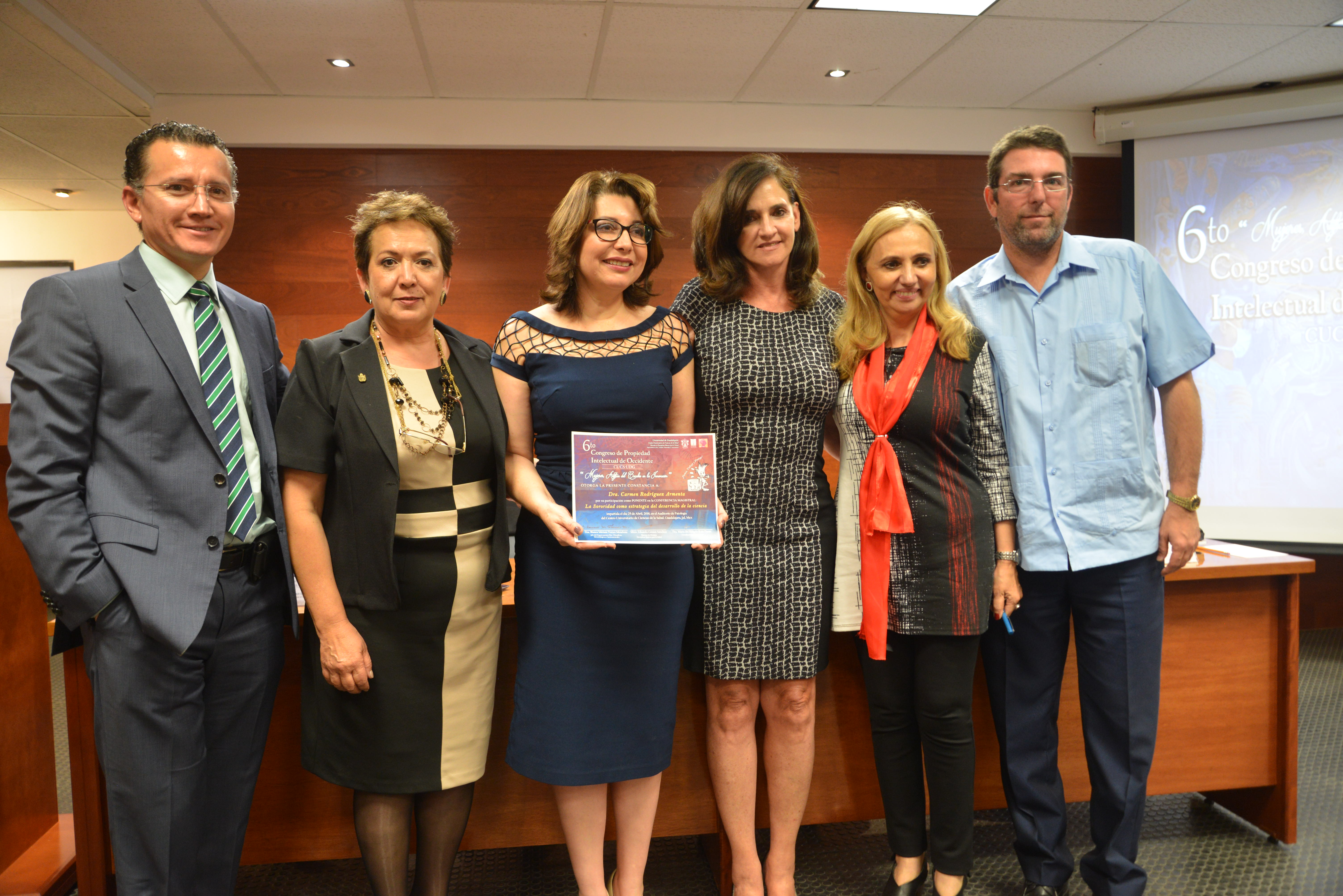 Funcionarios del CUCS e invitados posan para la foto