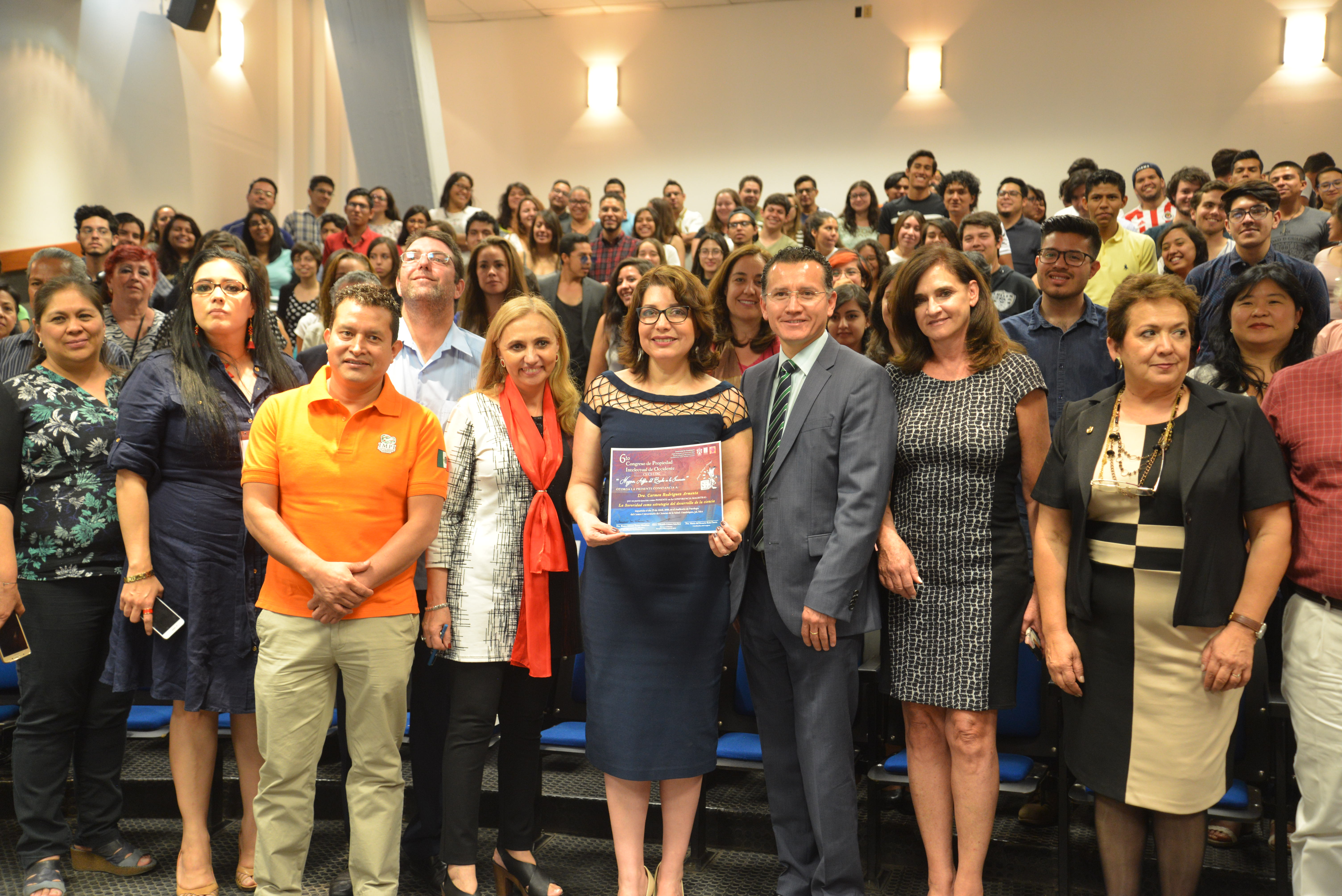 Funcionarios e invitados posan para la foto en vista panorámica