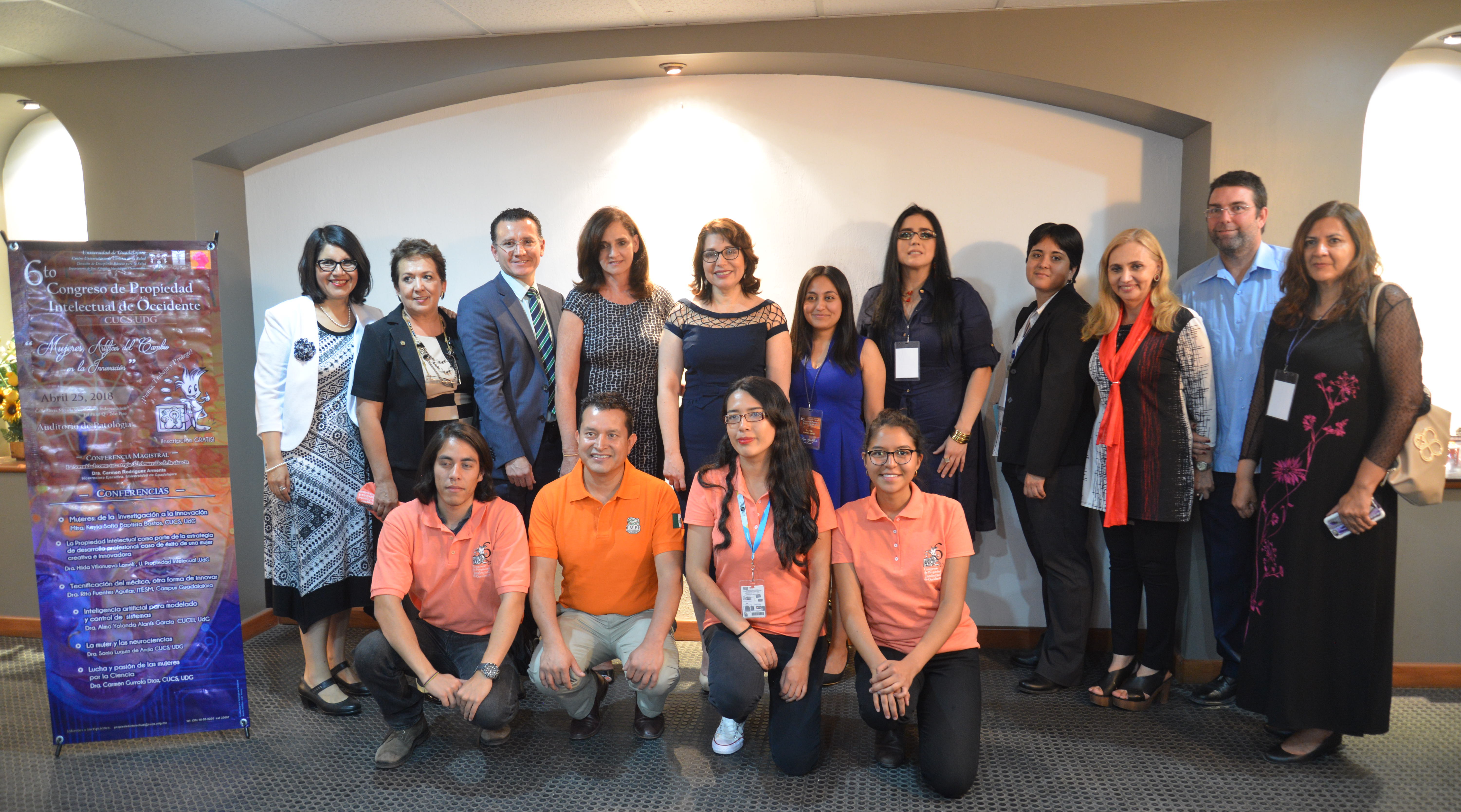Organizadores del Congreso posan para la foto con autoridades e invitados