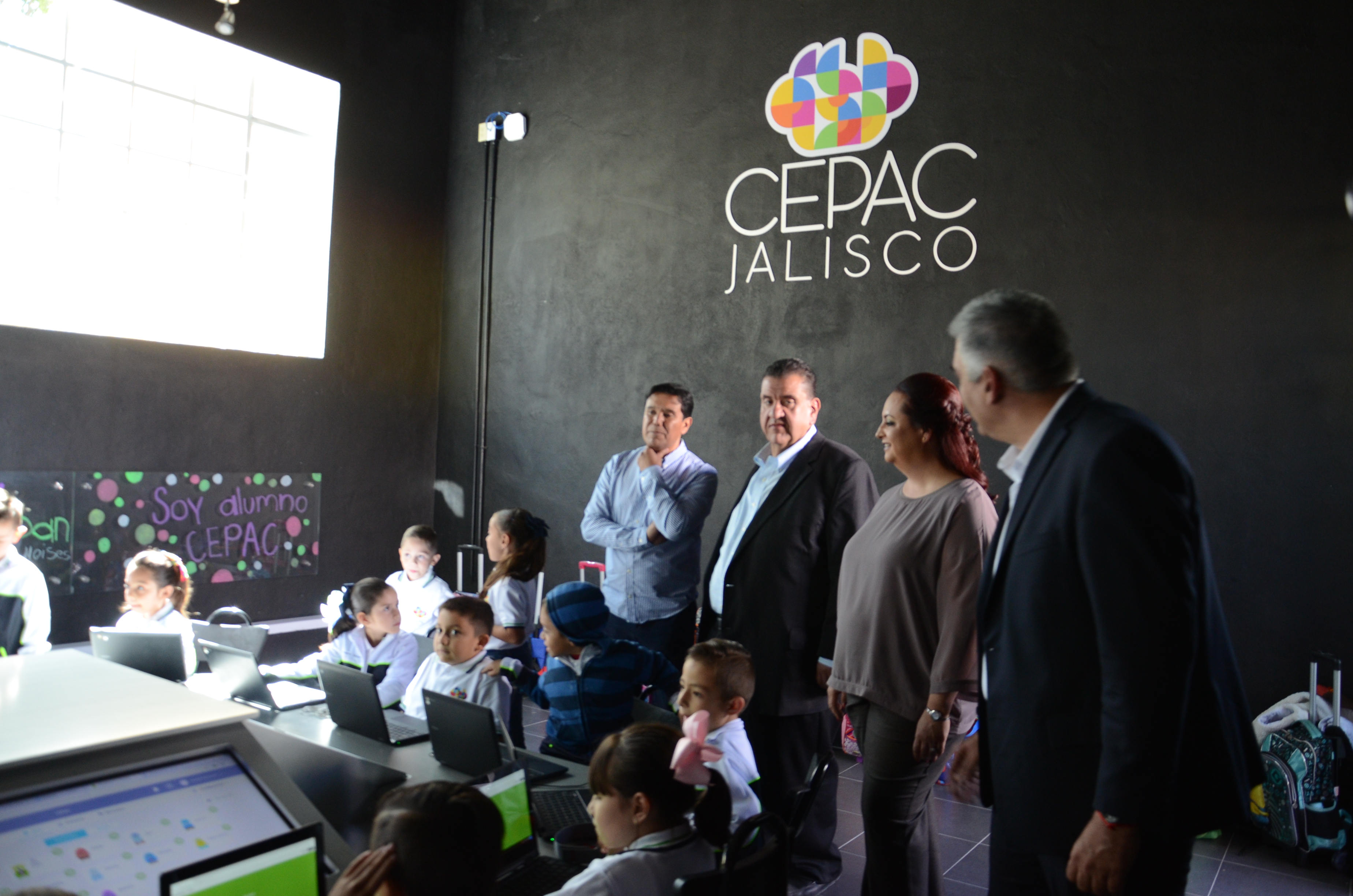 Aula de Tecnología del CEPAC en la que el secretario de Educación hace visita junto con directivos del plantel