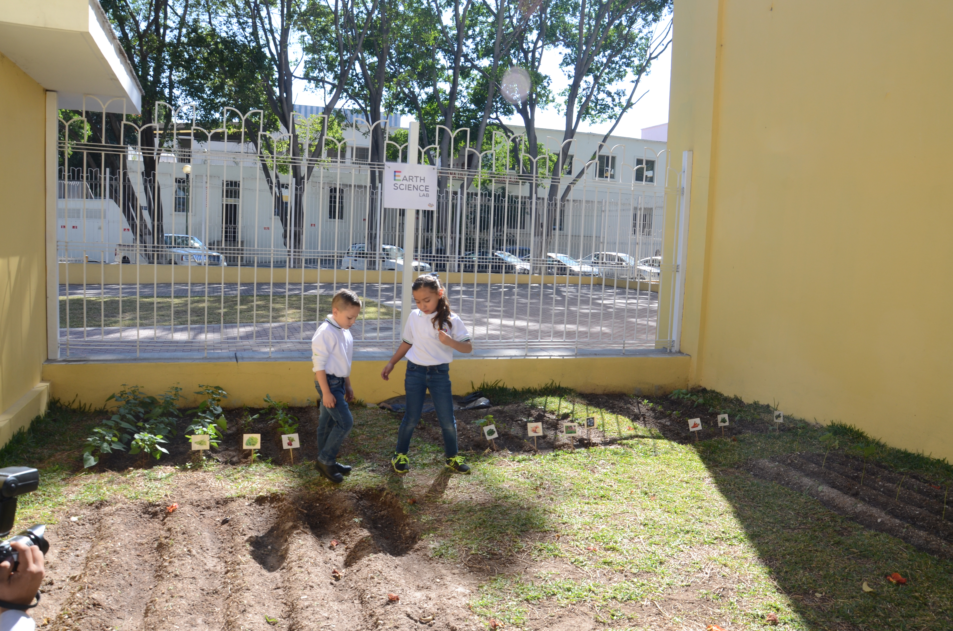 Niños del CEPAC en el huerto escolar