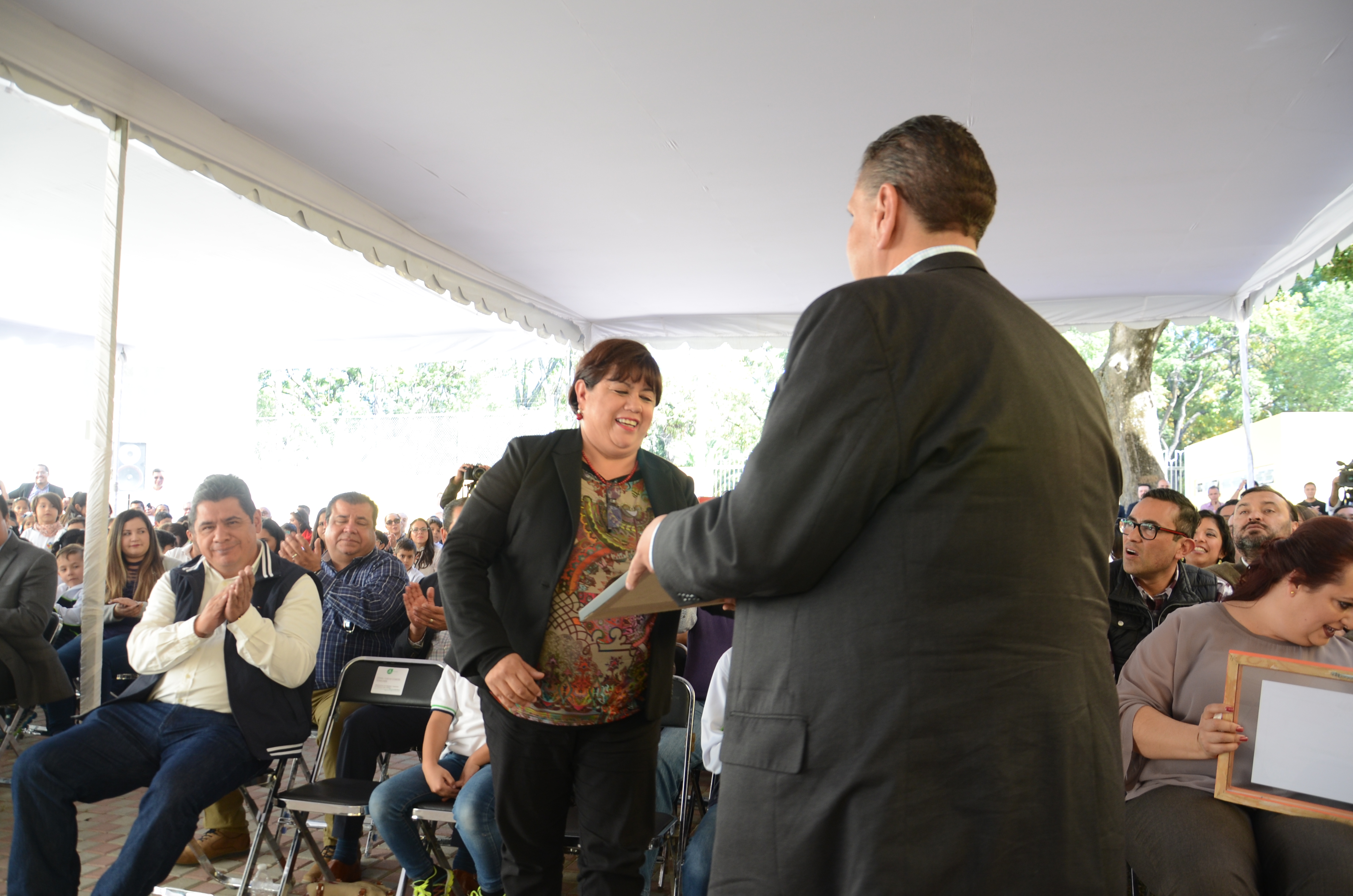 Momento en el que el secretario de Educación entrega el reconocimiento a la Dra. Lolita Valadez