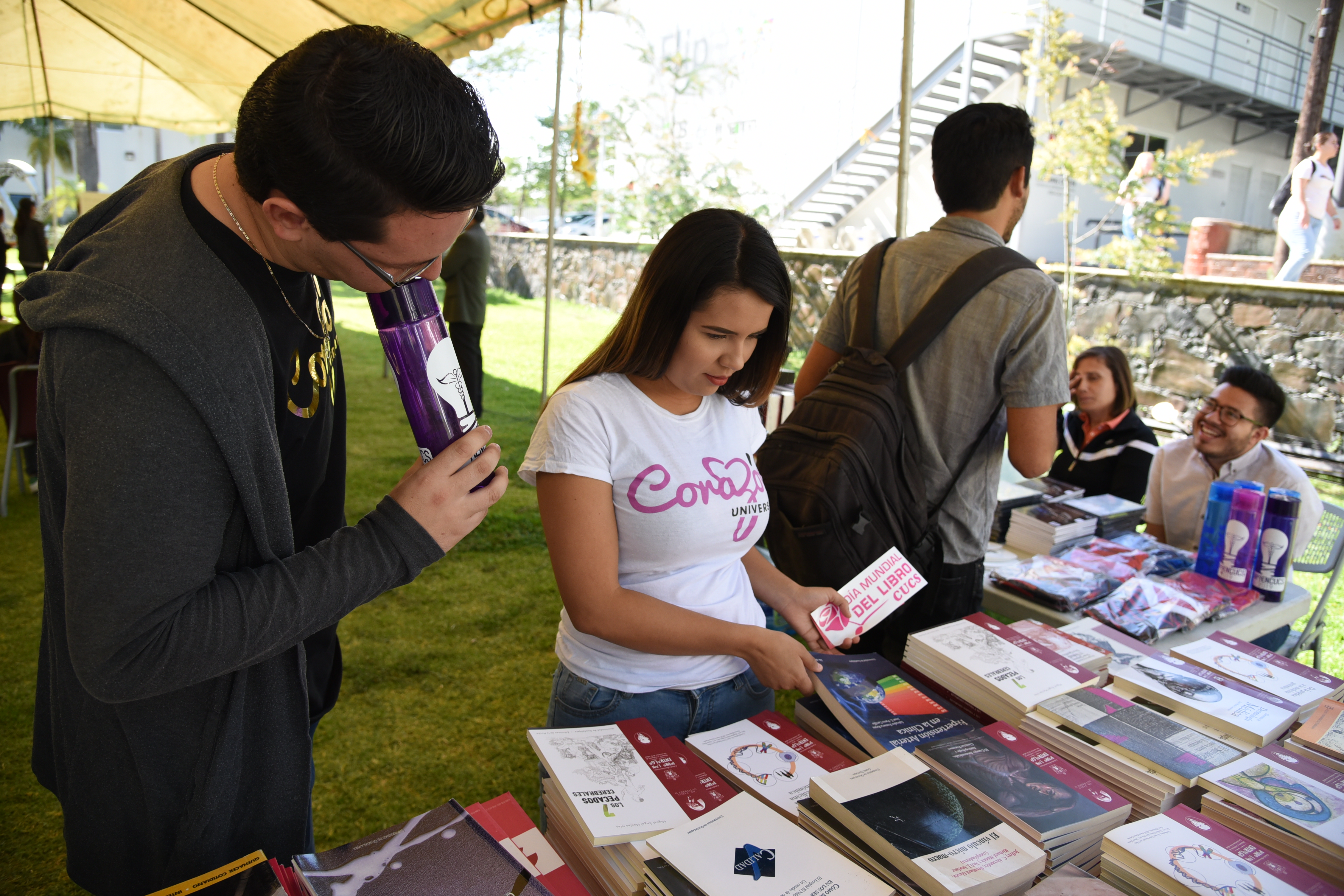 Alumnos eligiendo el libro de obsequio