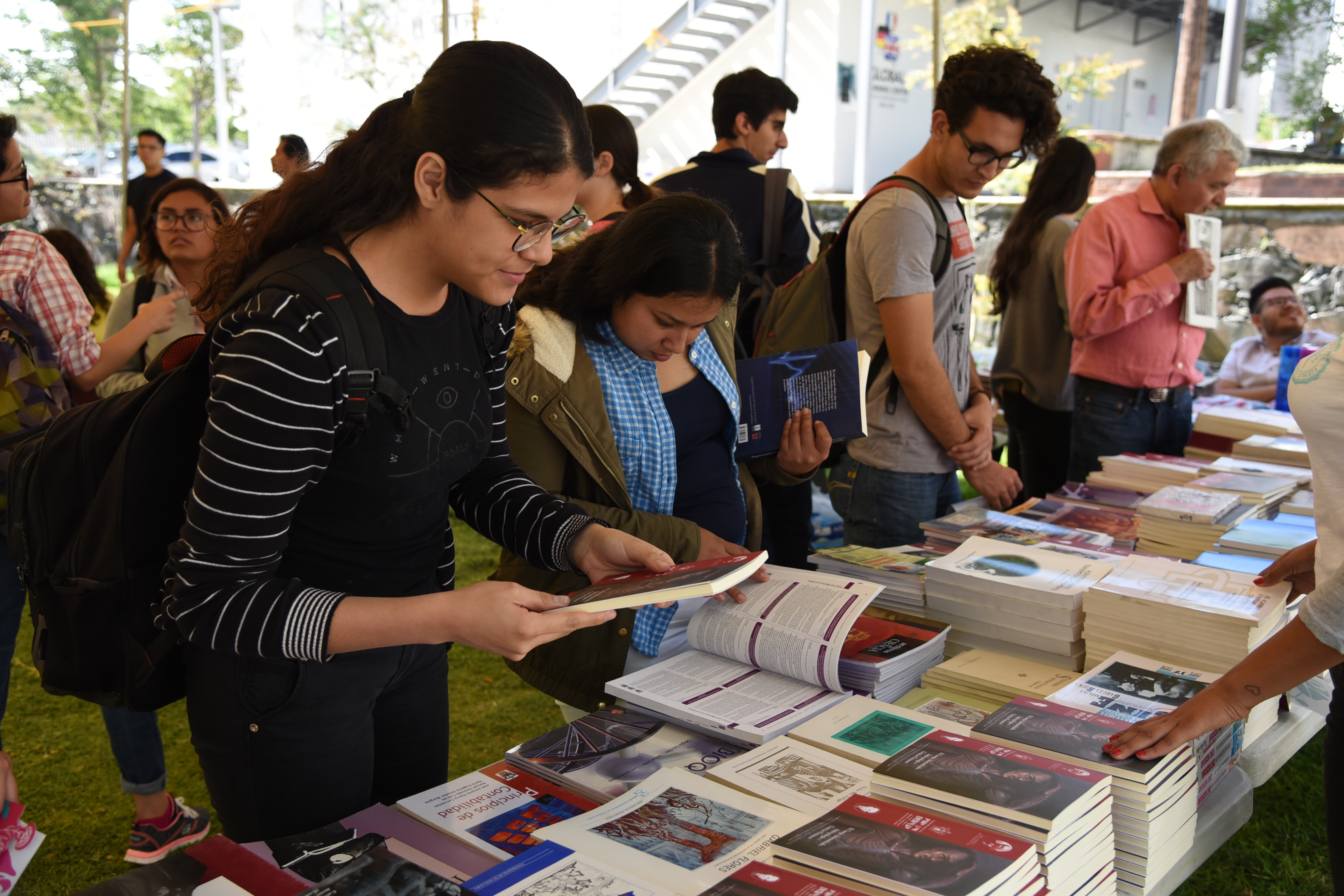Alumnos eligiendo el libro de obsequio 1