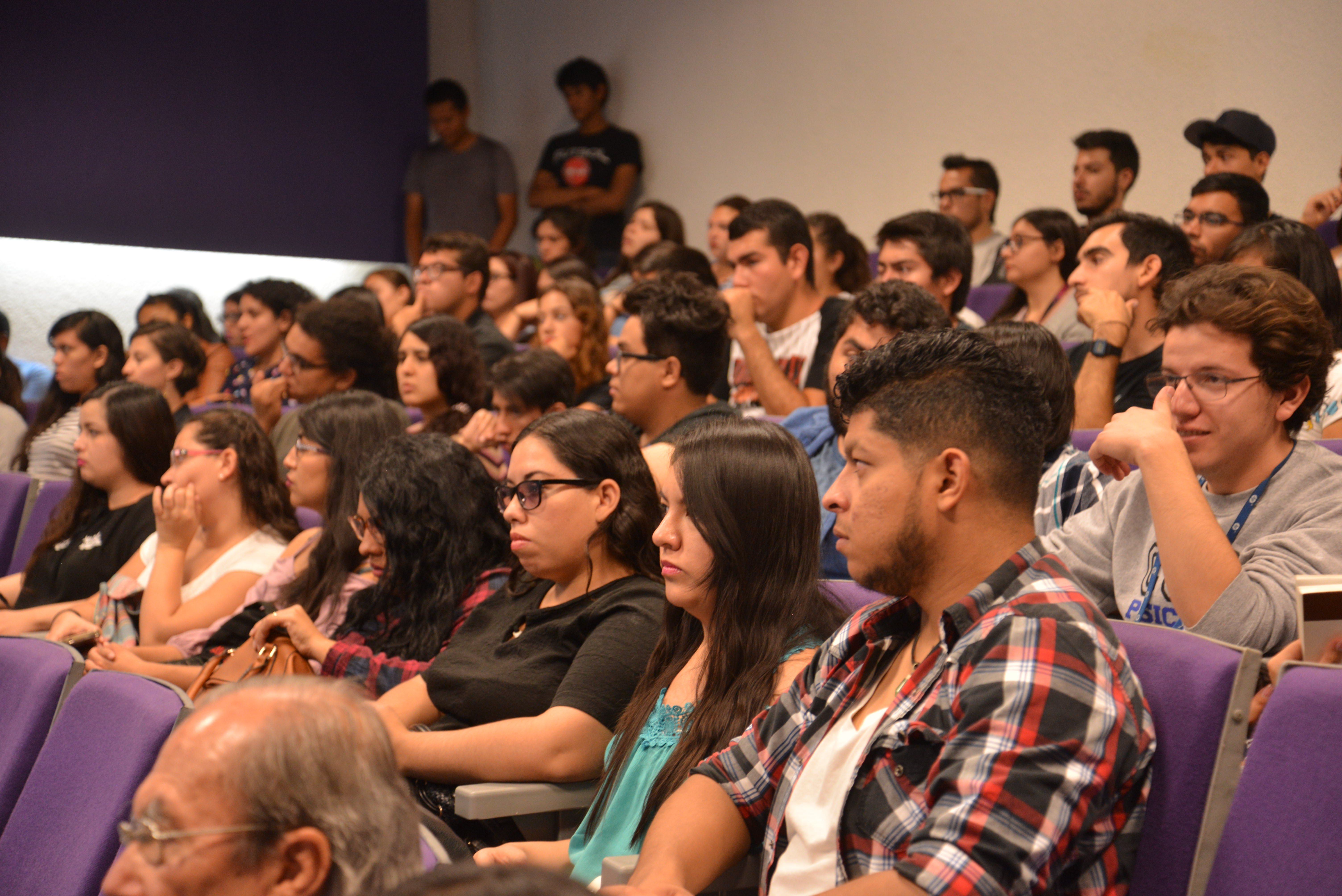Alumnos asistentes escuchando la conferencia
