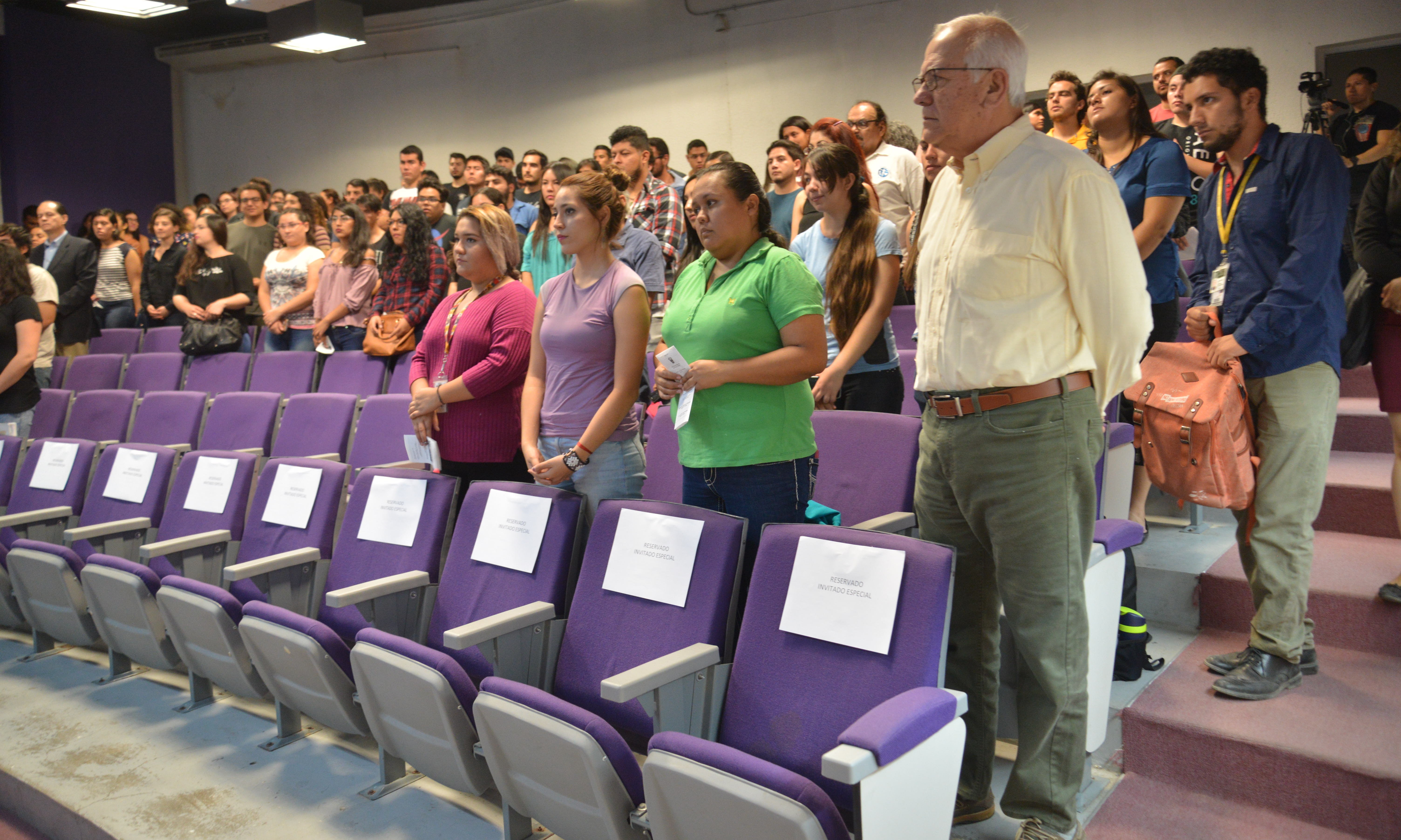profesores y alumnos en la declaración inaugural