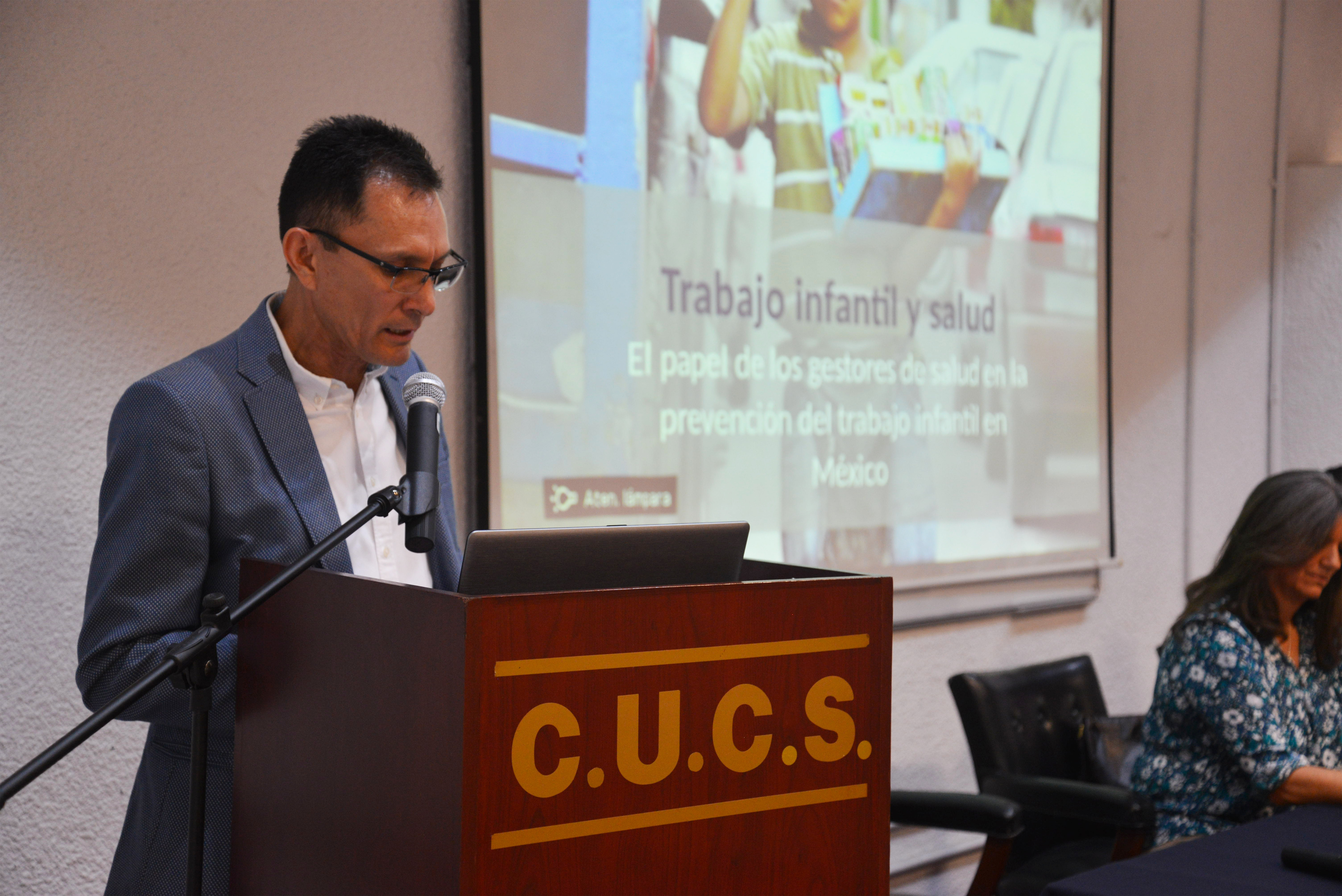 Dr. Martín Acosta dando mensaje de bienvenida 