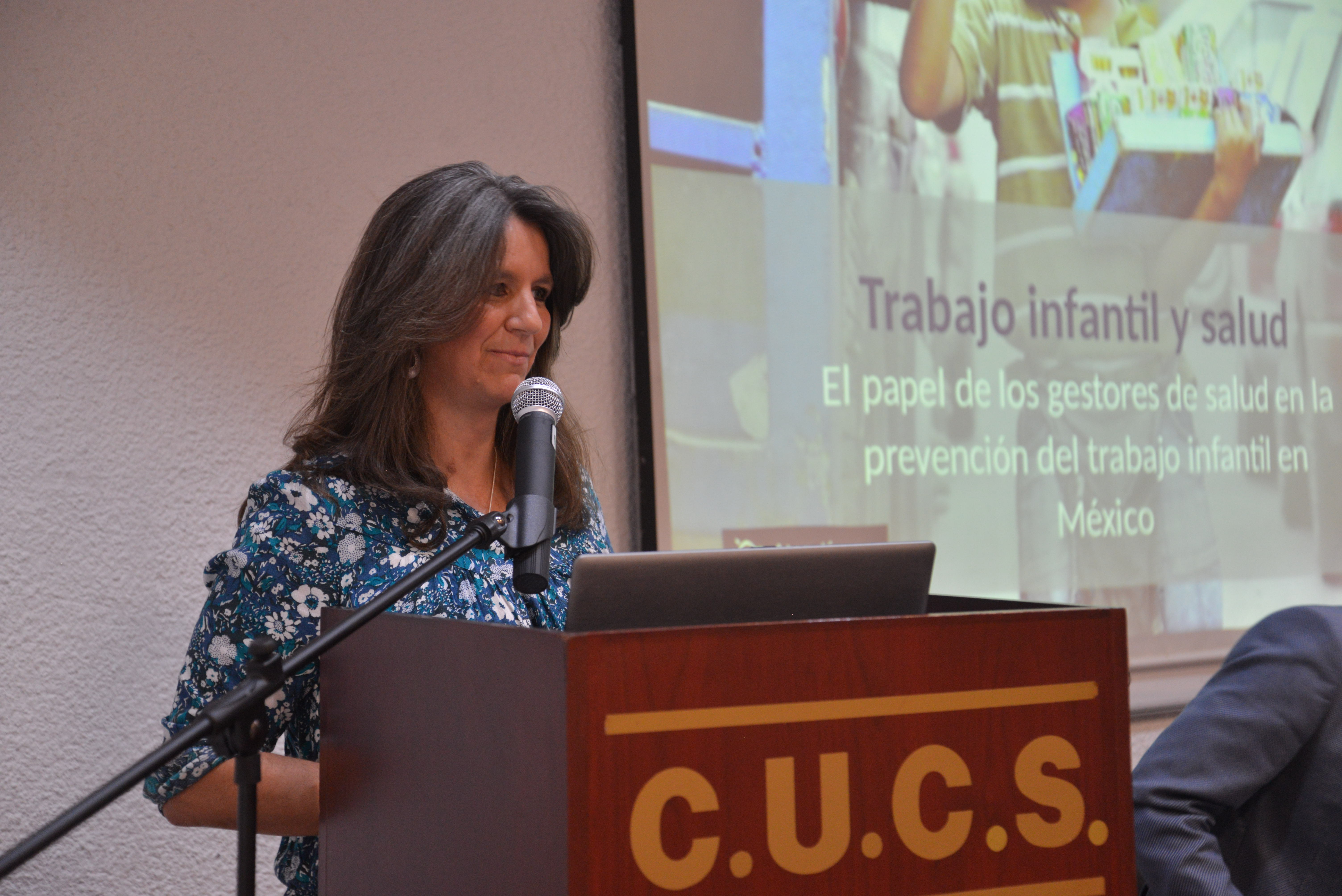 Dra. Patricia Murrieta Cummings dictando conferencia