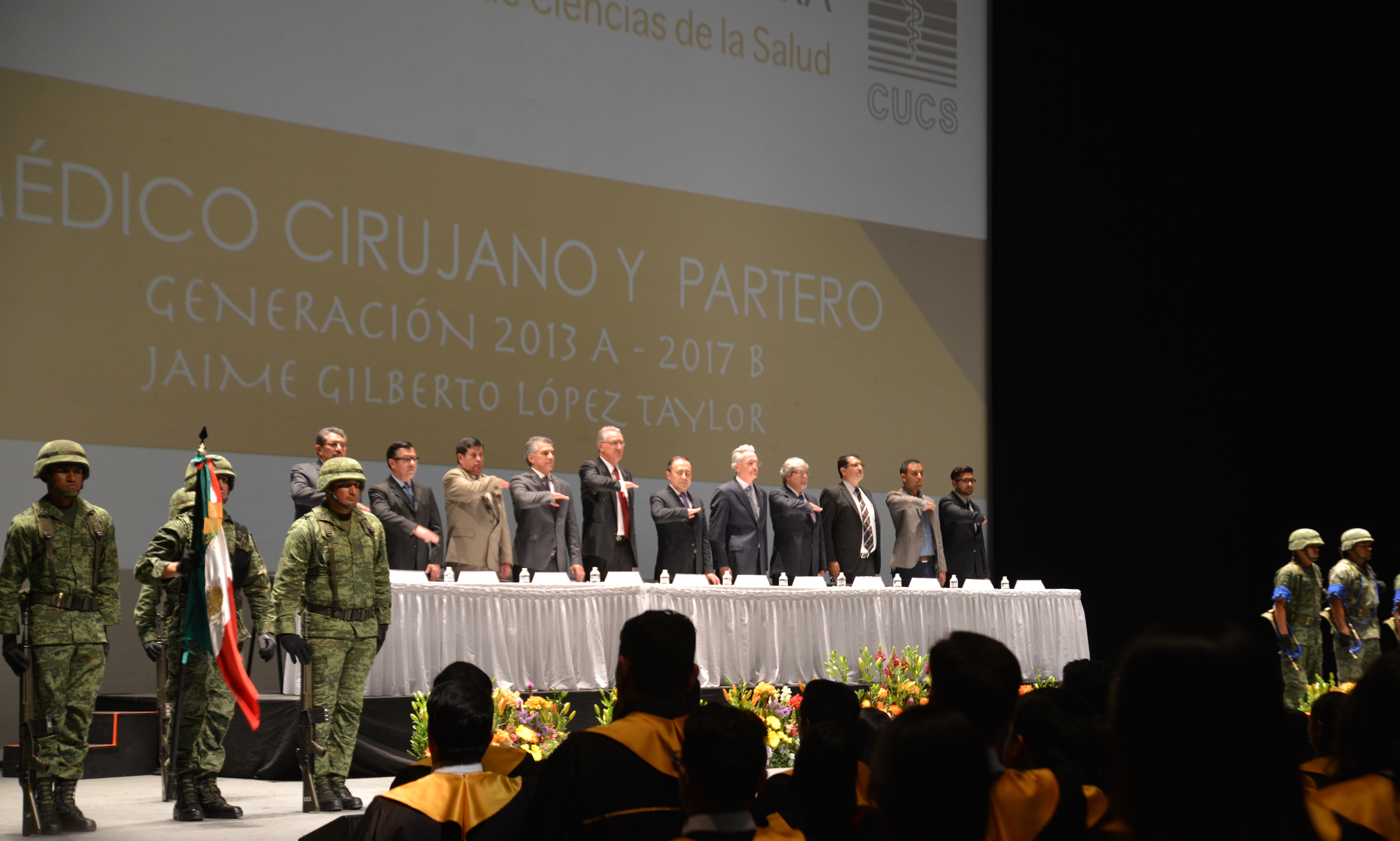 Honores a la bandera con banda de guerra