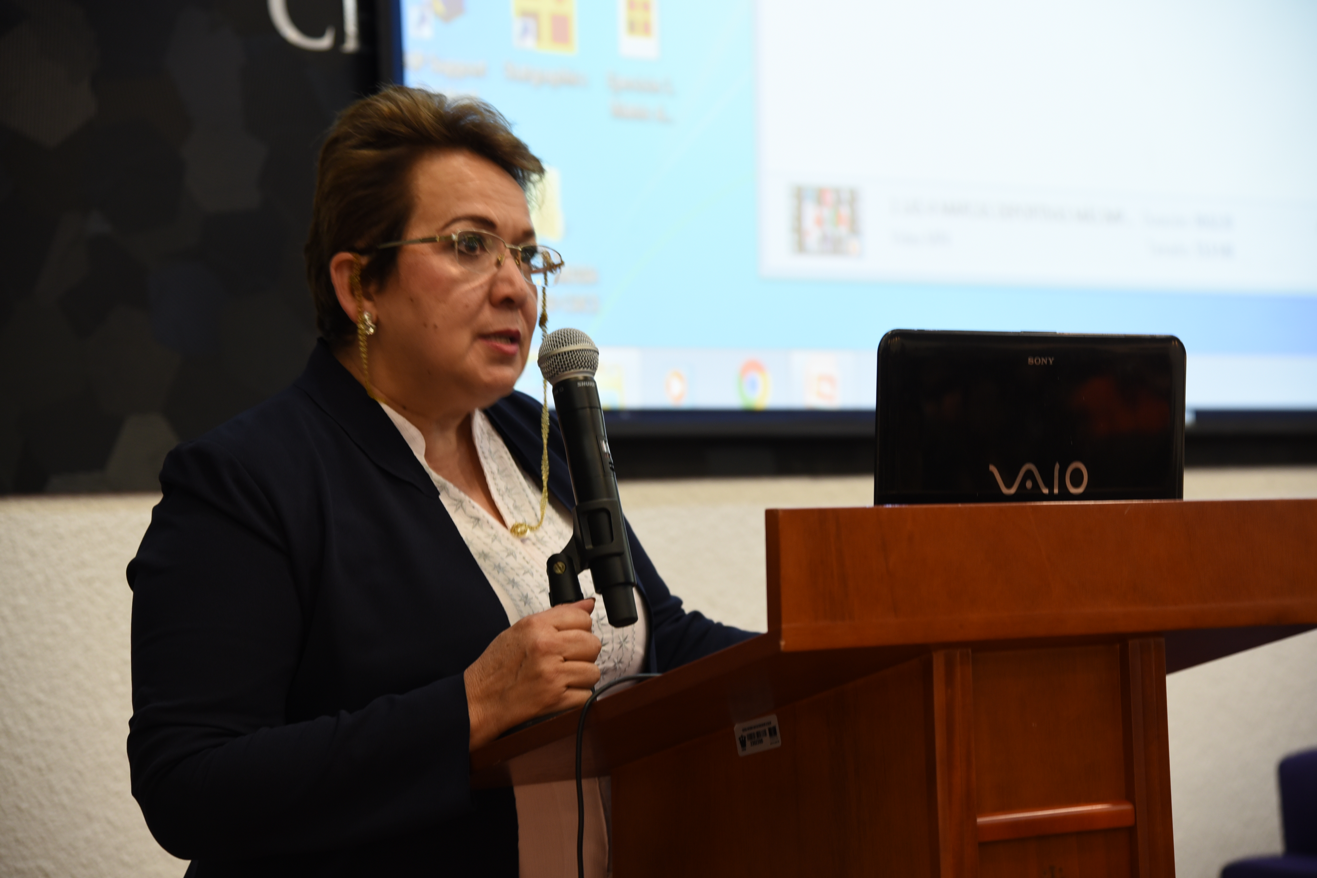 Dra. Rosario Ruiz, al micrófono en el Podium
