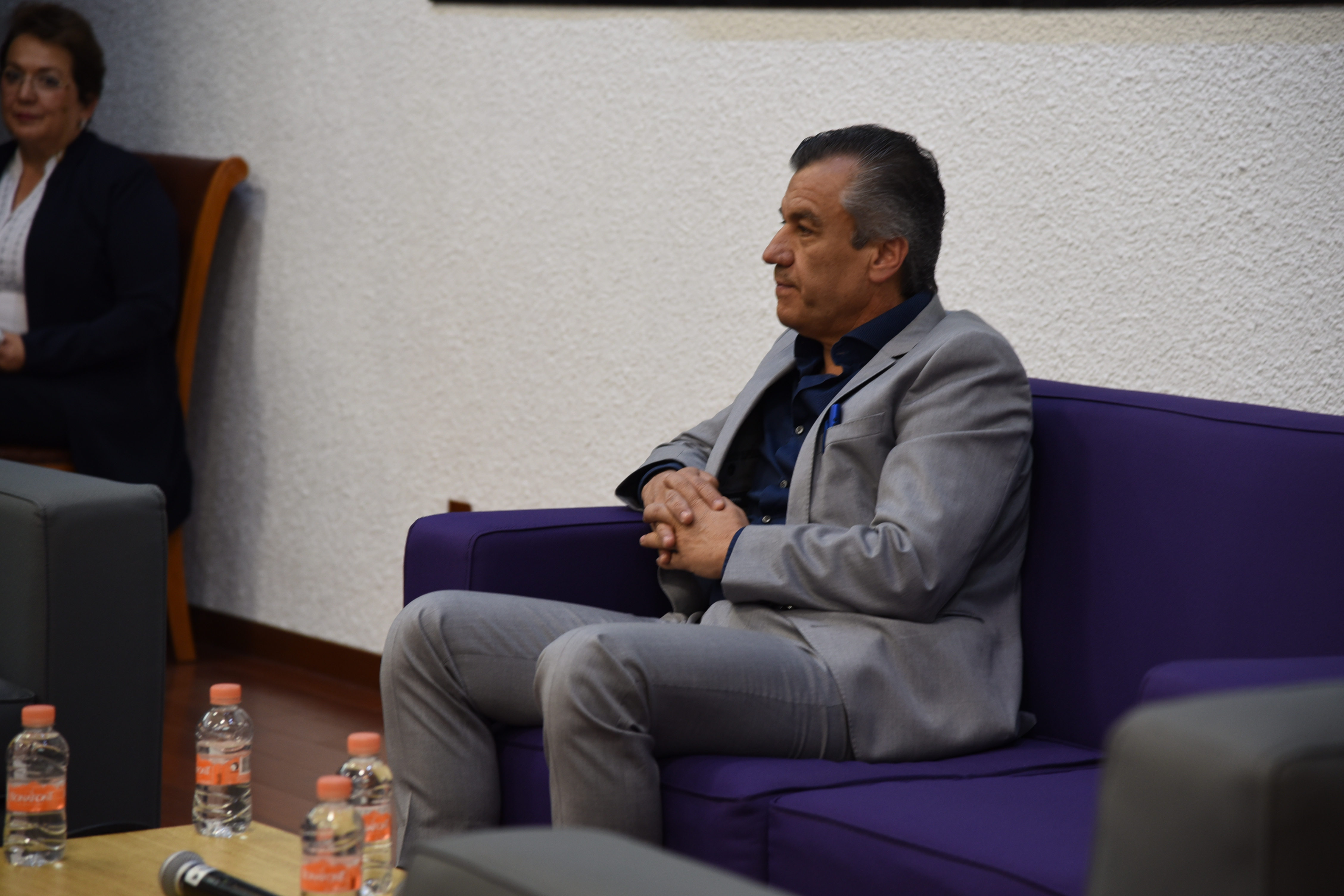 Dr. Rafael Ortega Orozco ofreciendo charla sentado en sala de invitados