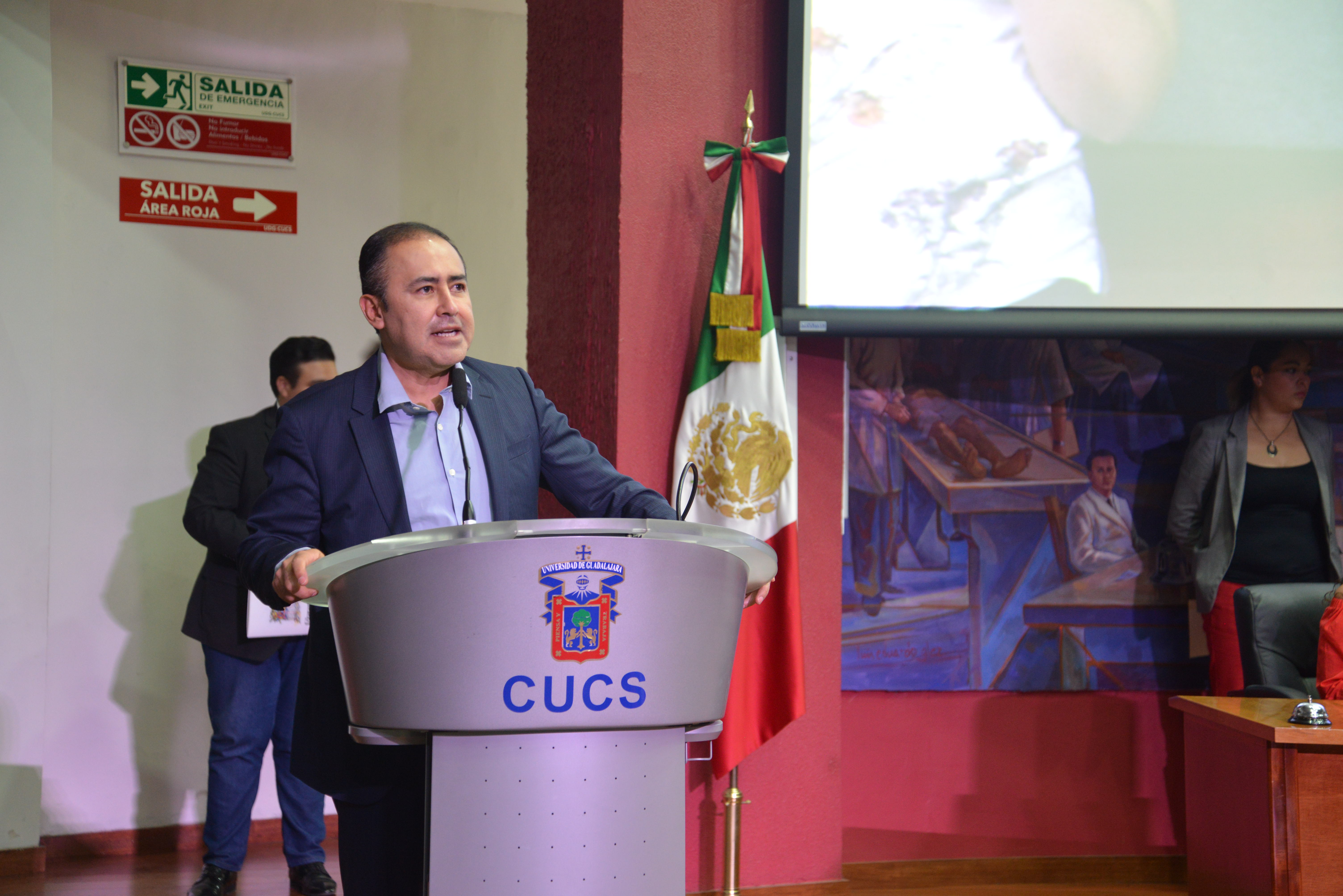 Rector CUCS dando bienvenida en podium