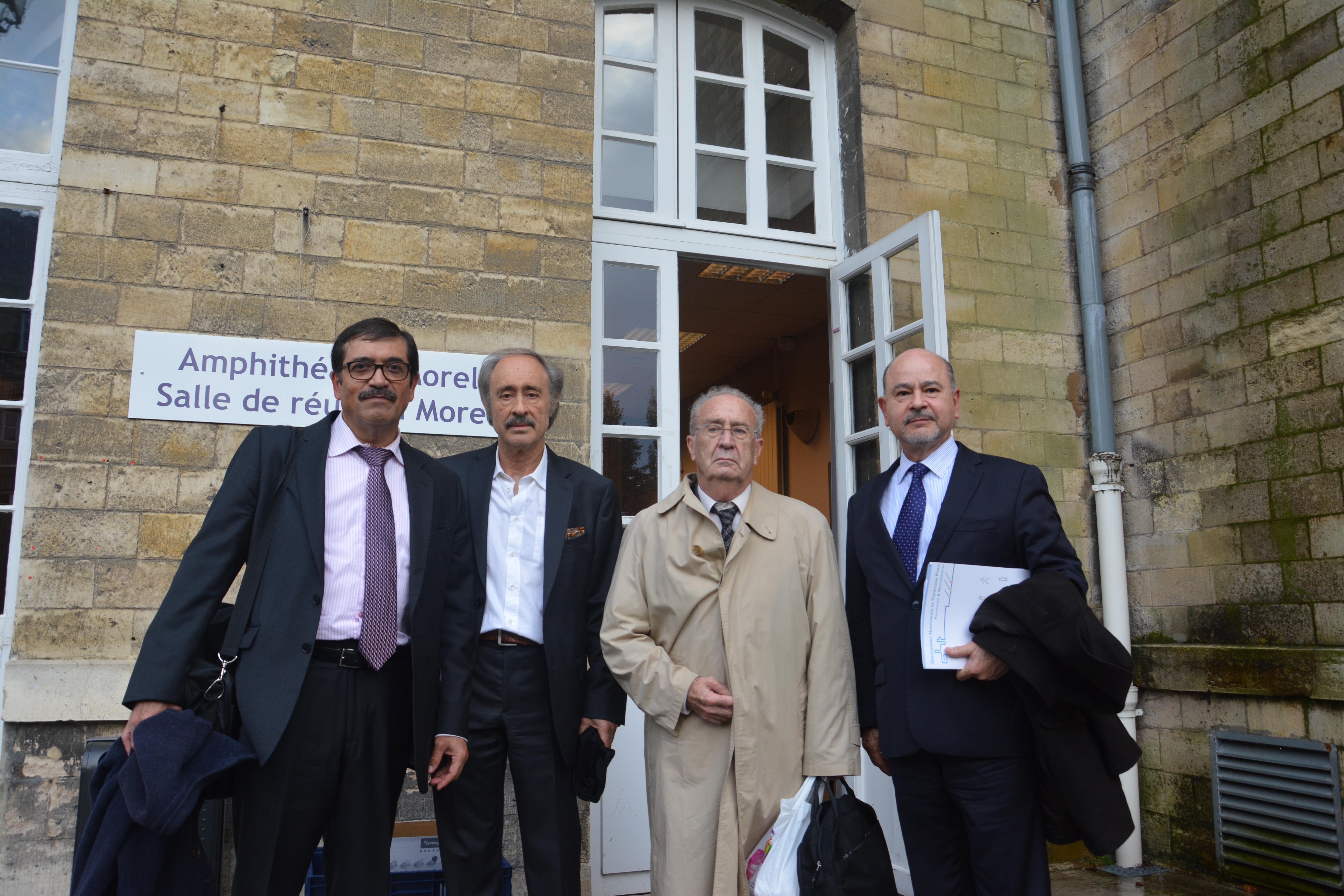 Dr. Sergio Villaseñor Bayardo con sus maestros en el Hospital Santa Ana, Paris