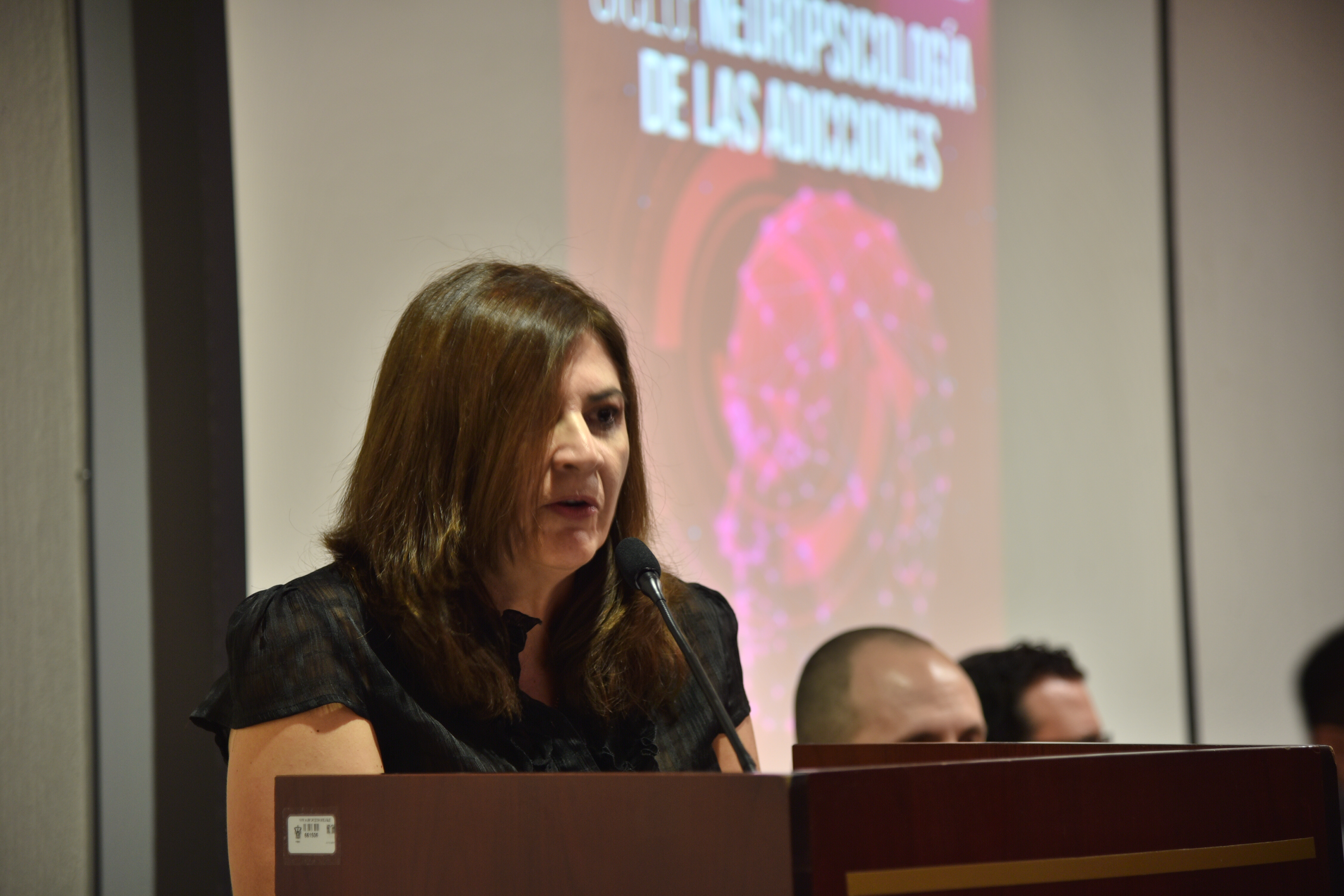 Jefa del Departamento de Neurociencias ofreciendo mensaje de bienvenida