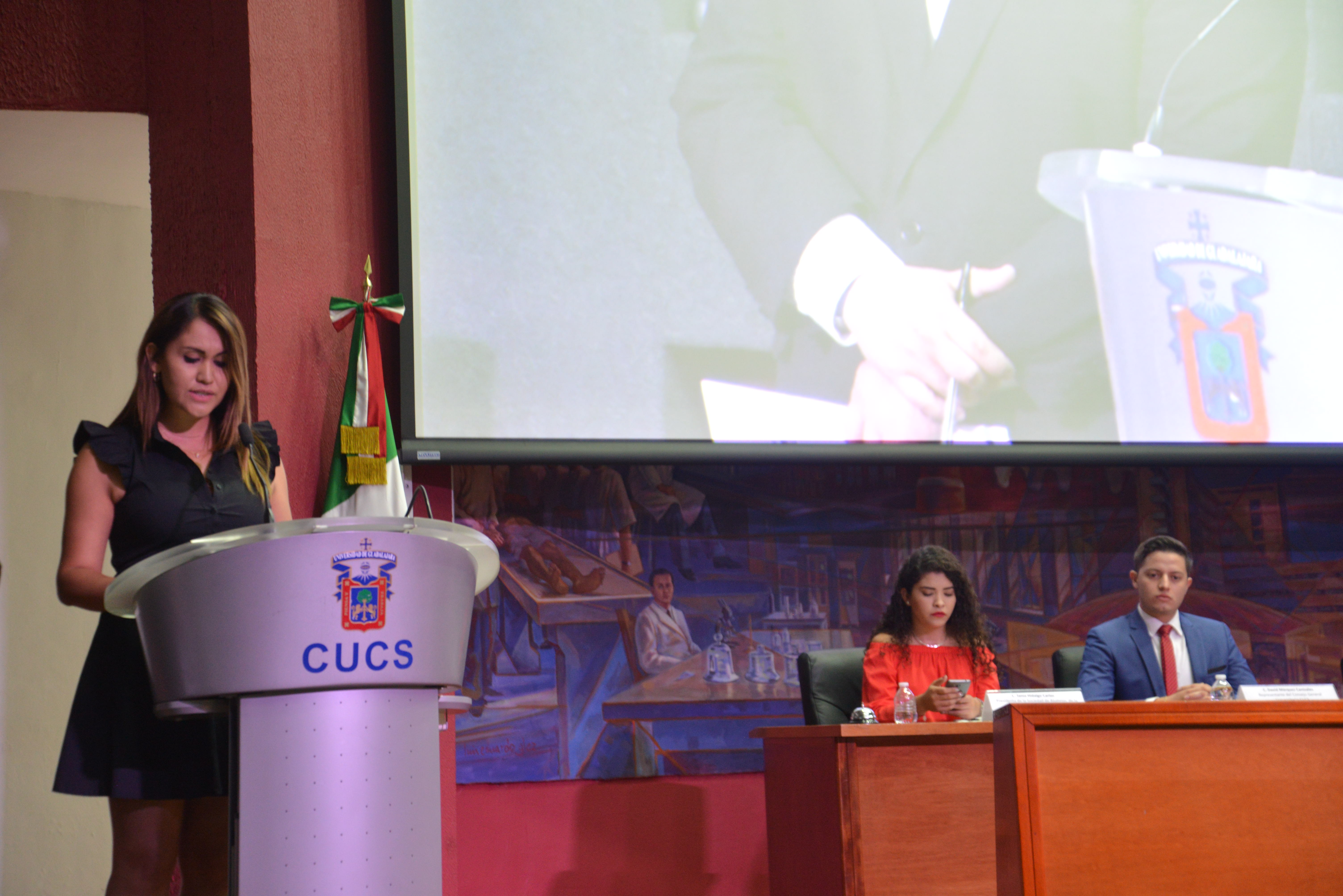 Secretaria Acuerdos FEU dirigiendo debate