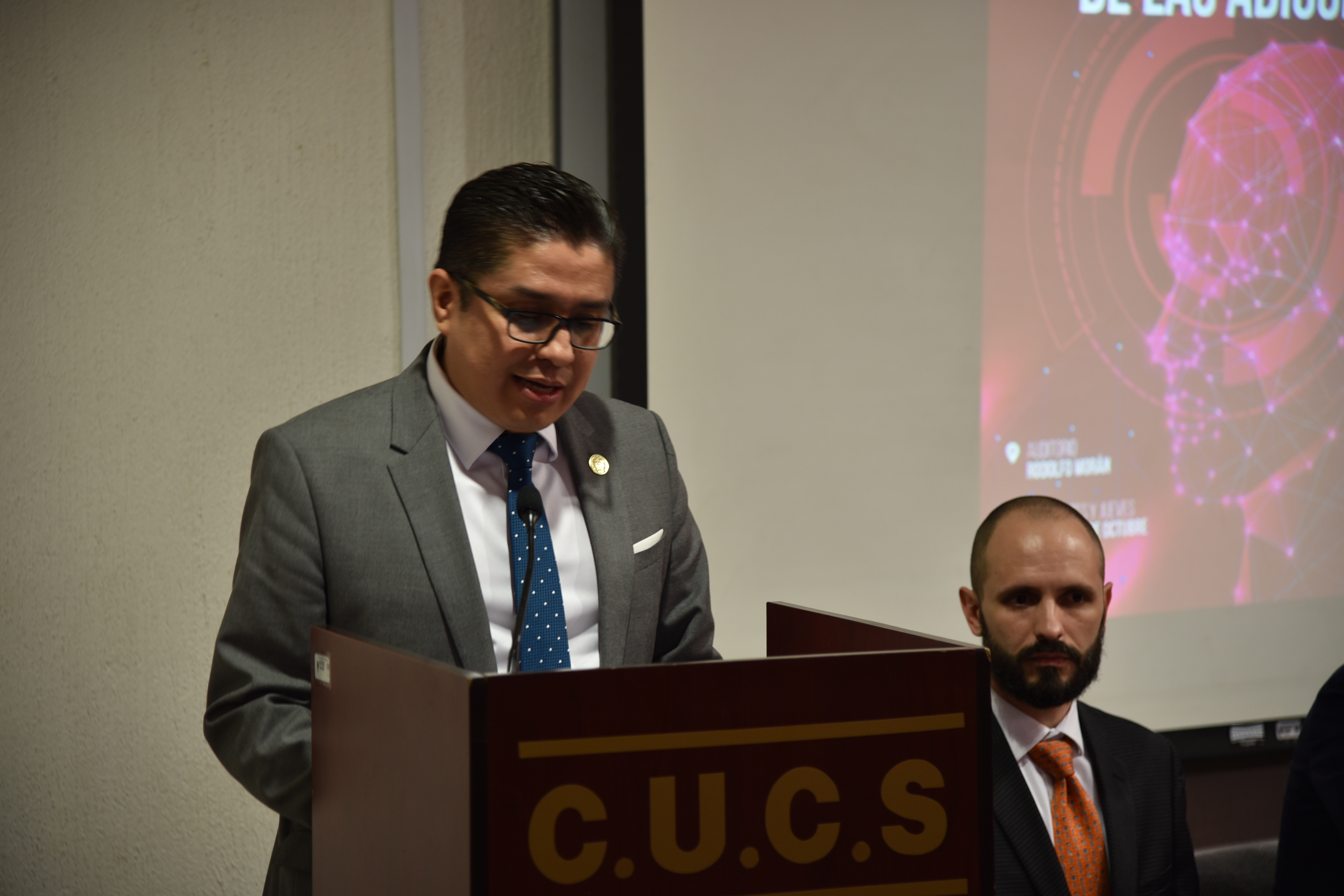 Rector del CUCS ofreciendo palabras en el acto inaugural