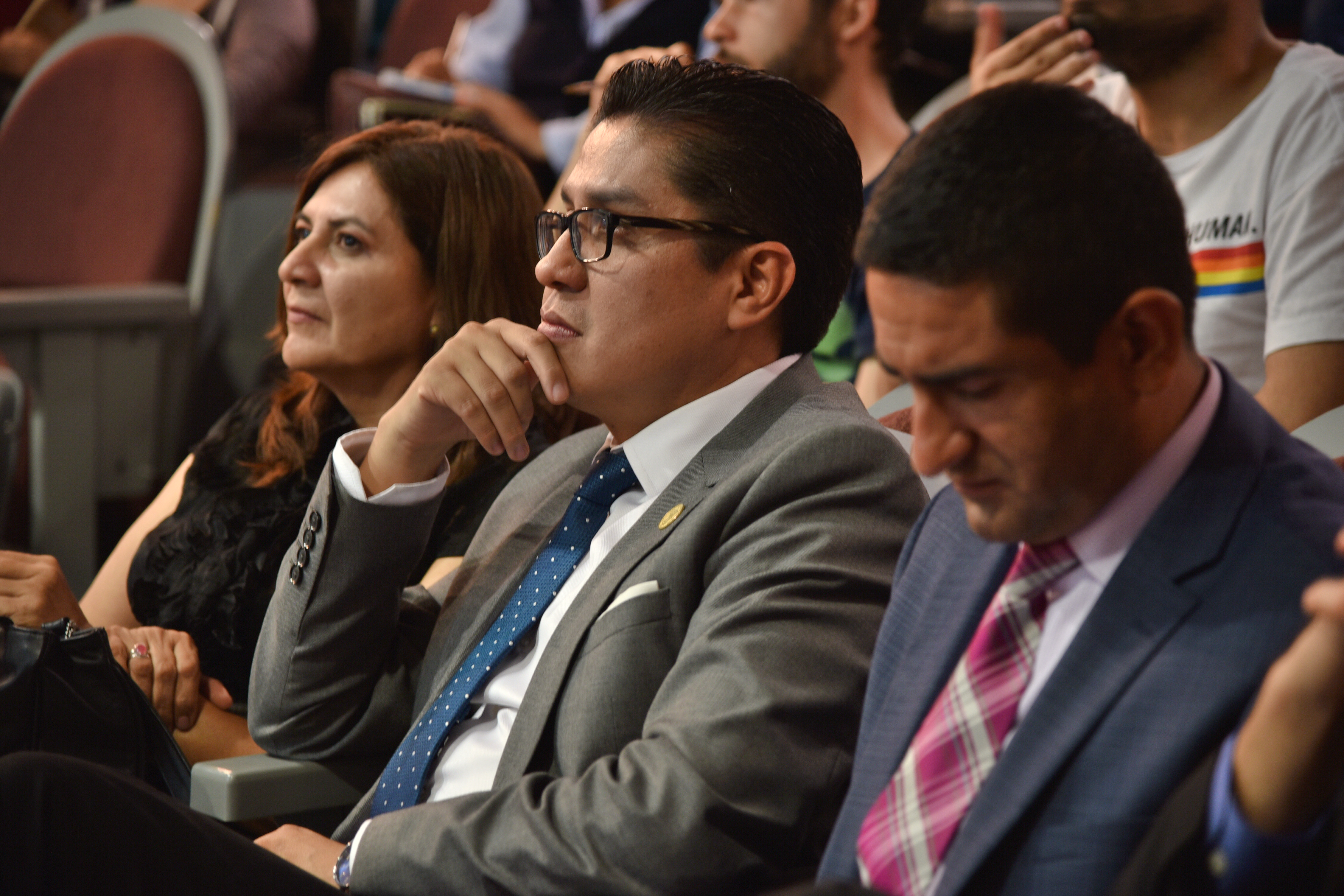 Rector del CUCS y directivos escuchando la conferencia
