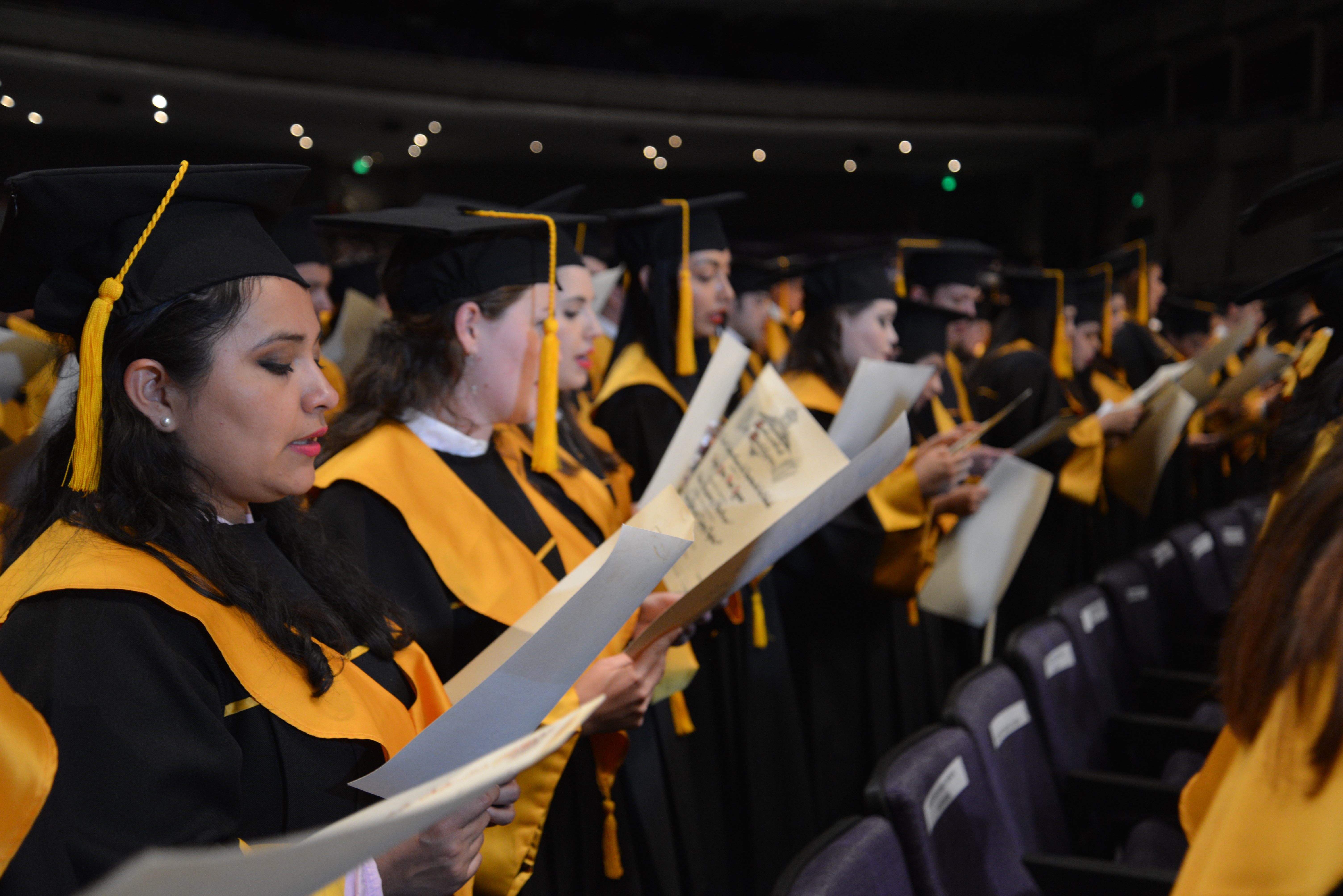 Alumnos de medicina haciendo el Juramento Hipocrático 2