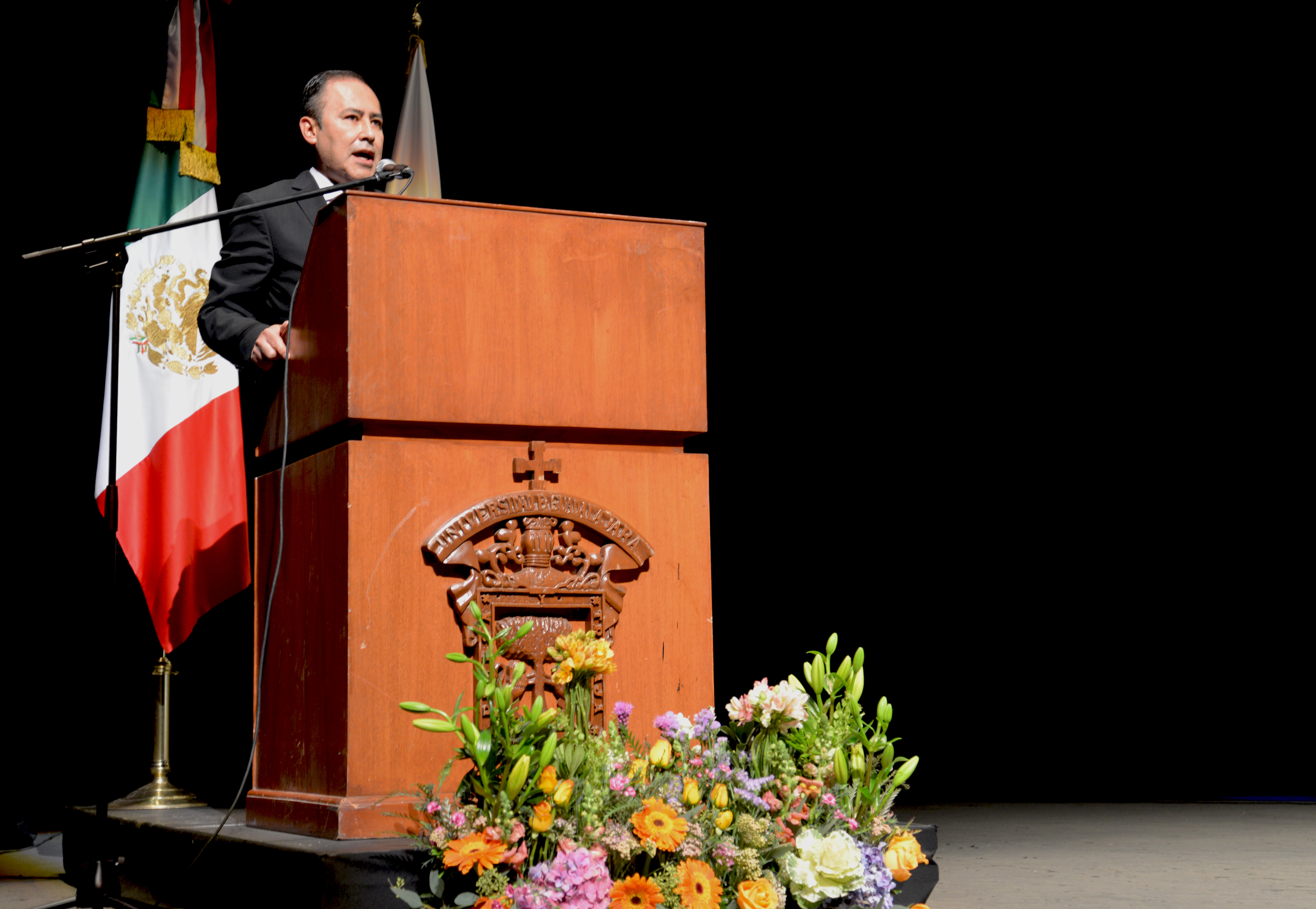 Rector en su discurso de felicitación a graduados
