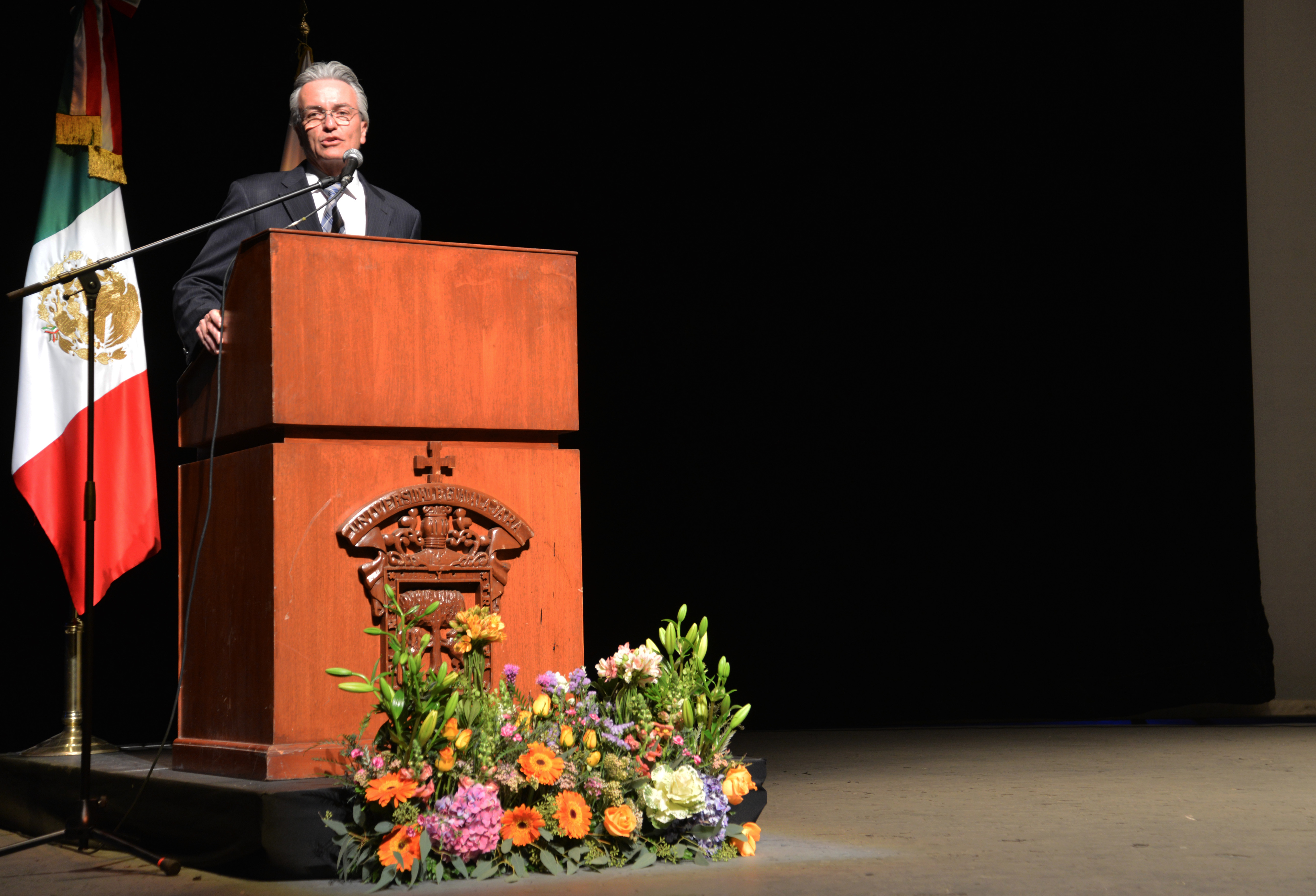 Secretario de Salud ofreciendo discurso a graduados