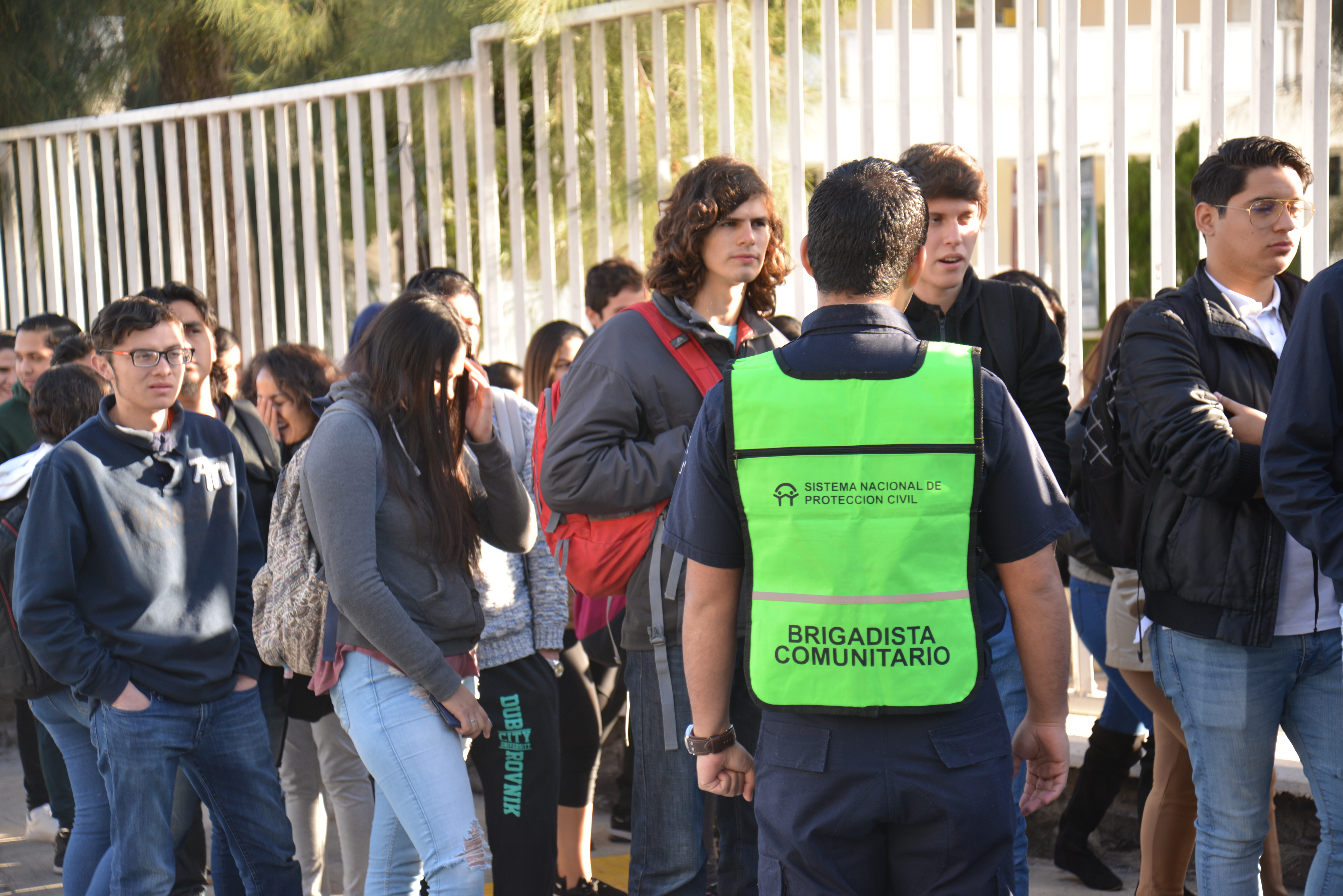Brigadistas de Protección Civil organizando a alumnos para el Rally