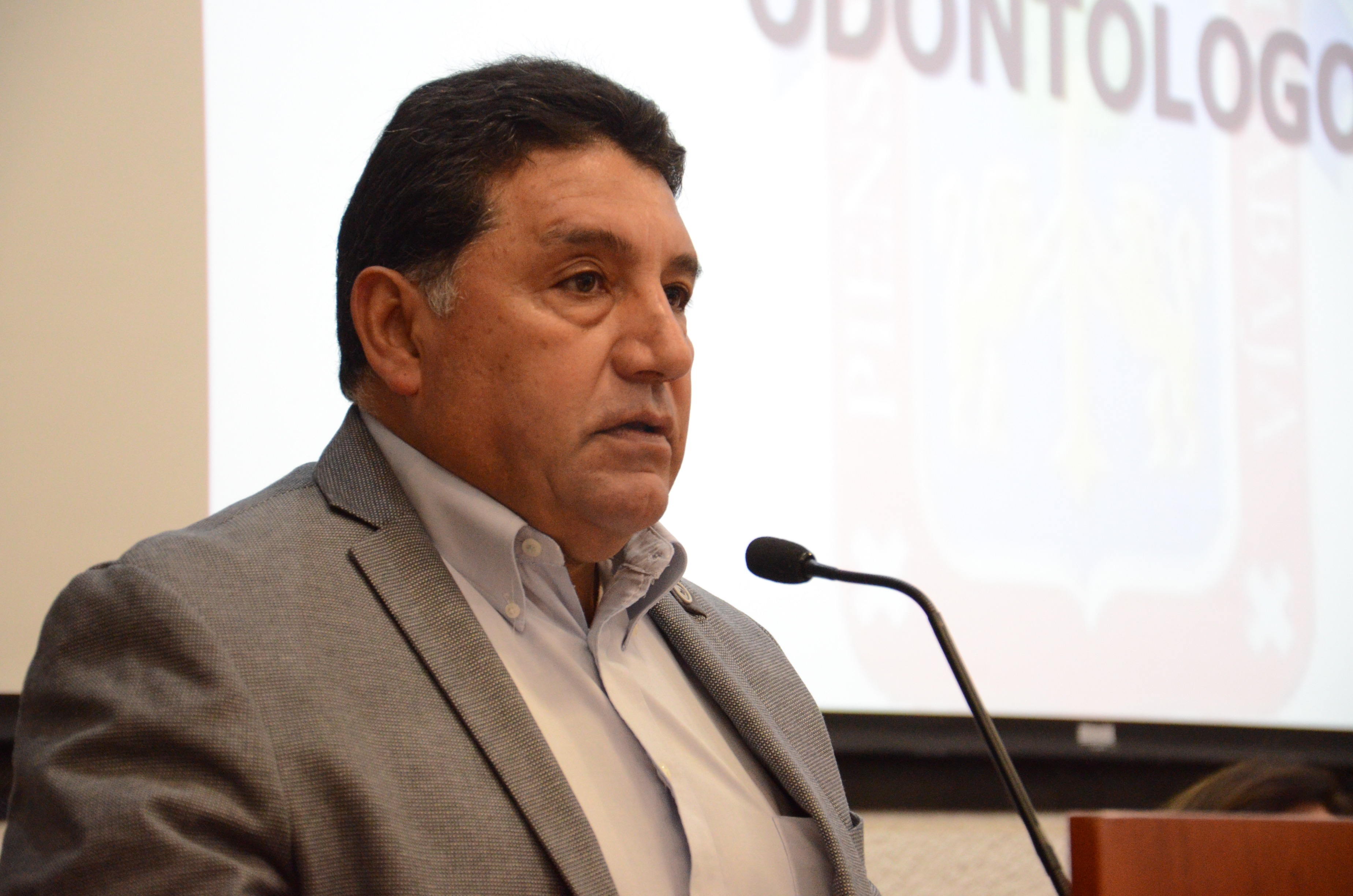 Mtro. Huber Leobardo Sandoval dando discurso en el pódium