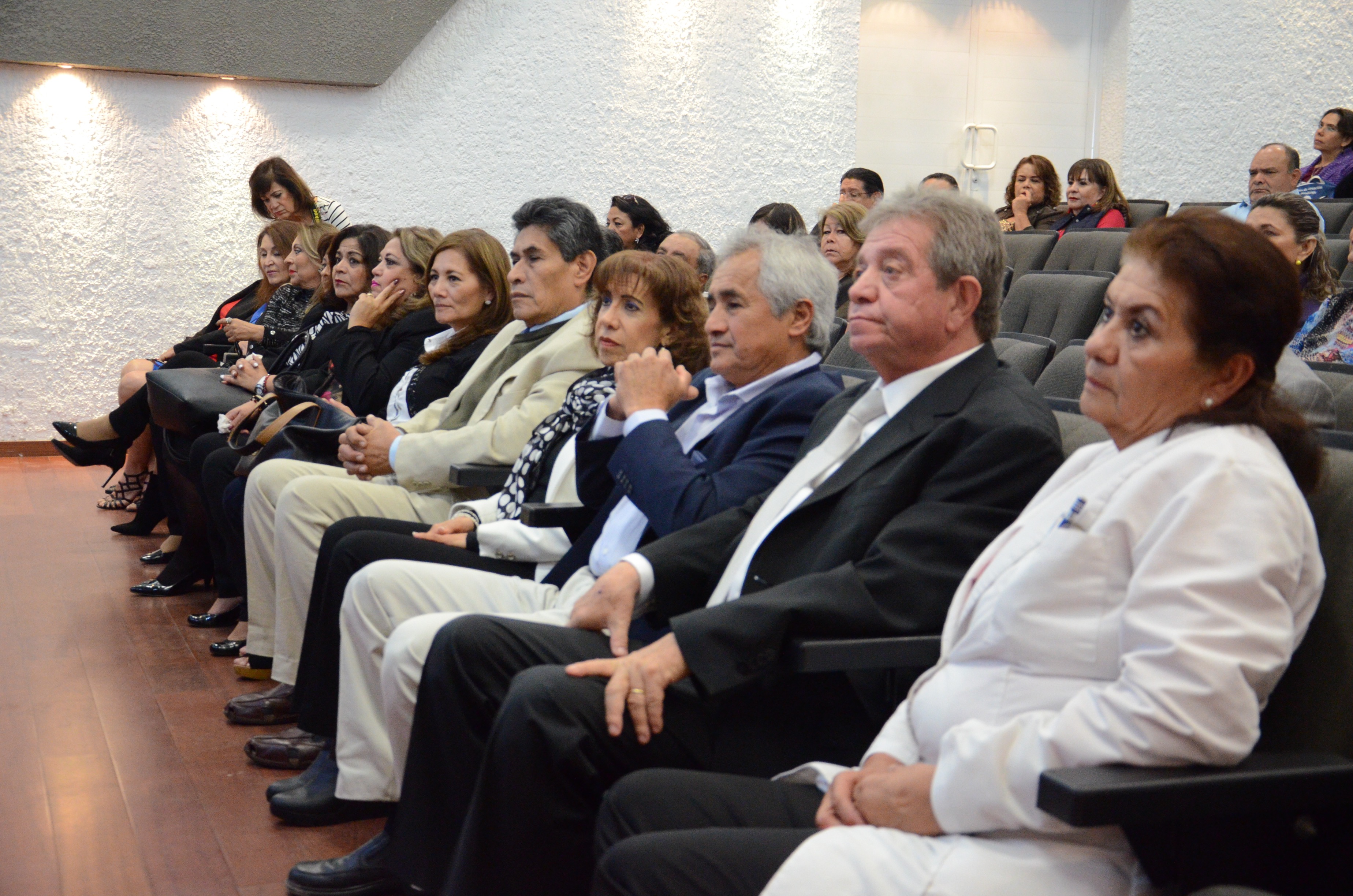 Odontólogos reconocidos sentados en las butacas del auditorio