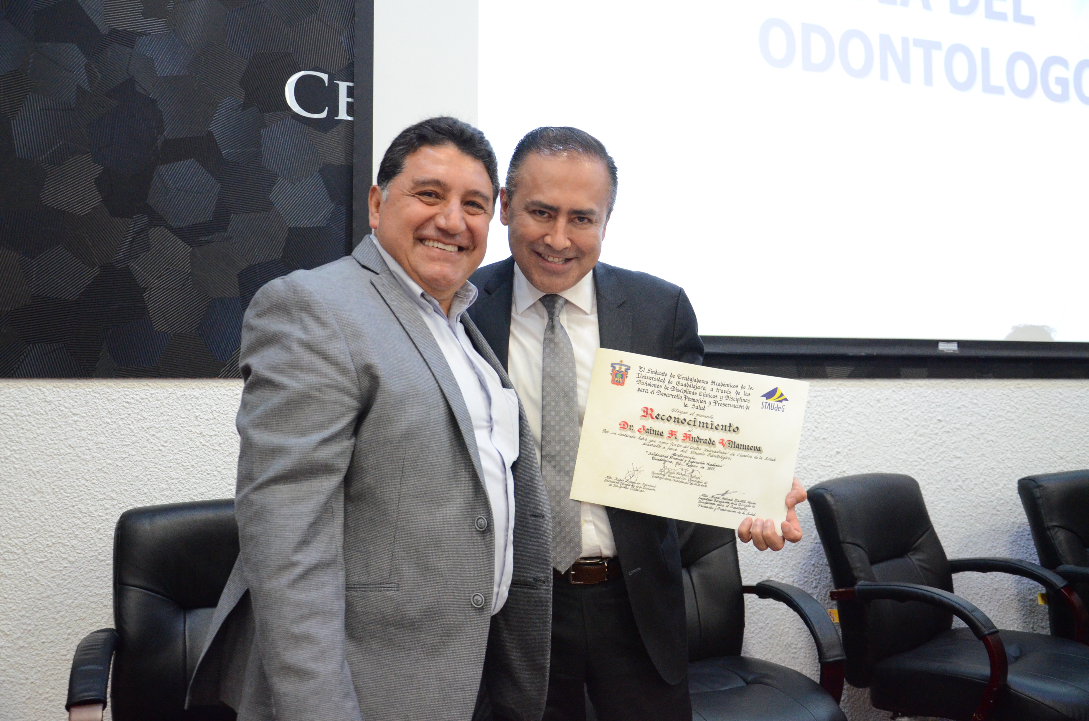 Rector del Cucs exhibe reconocimiento en compañía del secretario Delegacional del STAUdeG en CUCS