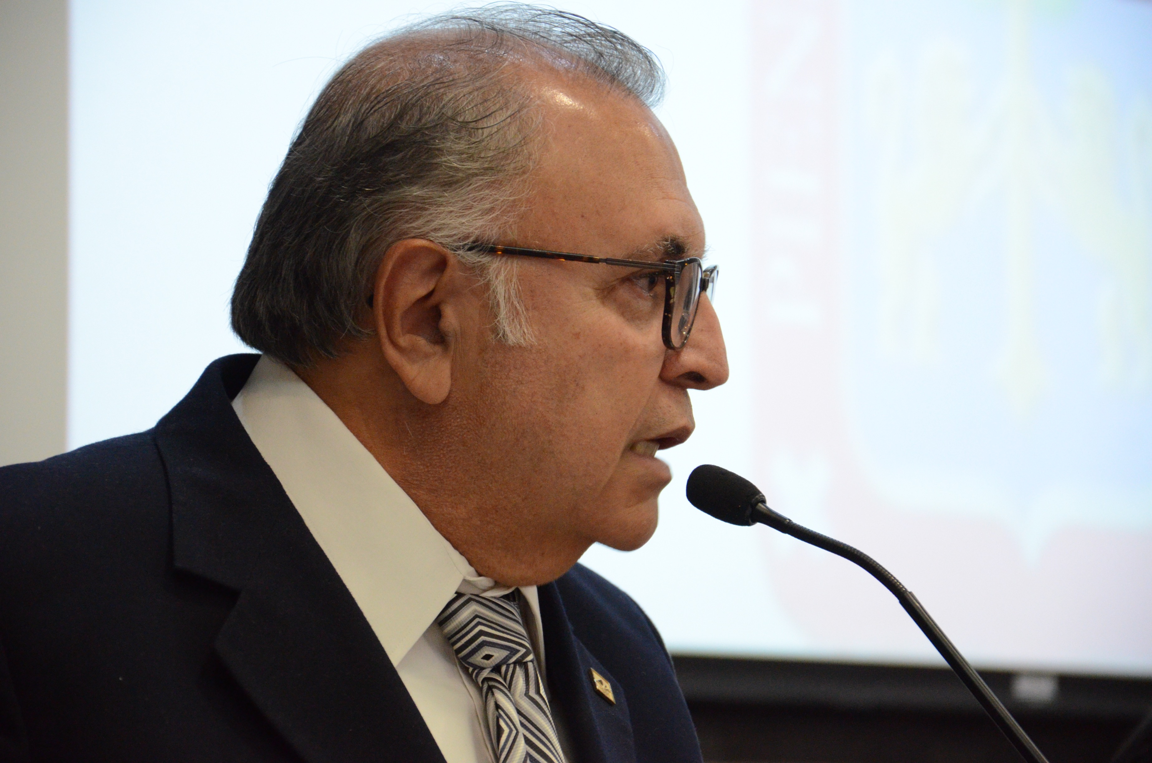 Mtro. Sergio Arturo del Hoyo dando discurso en el pódium