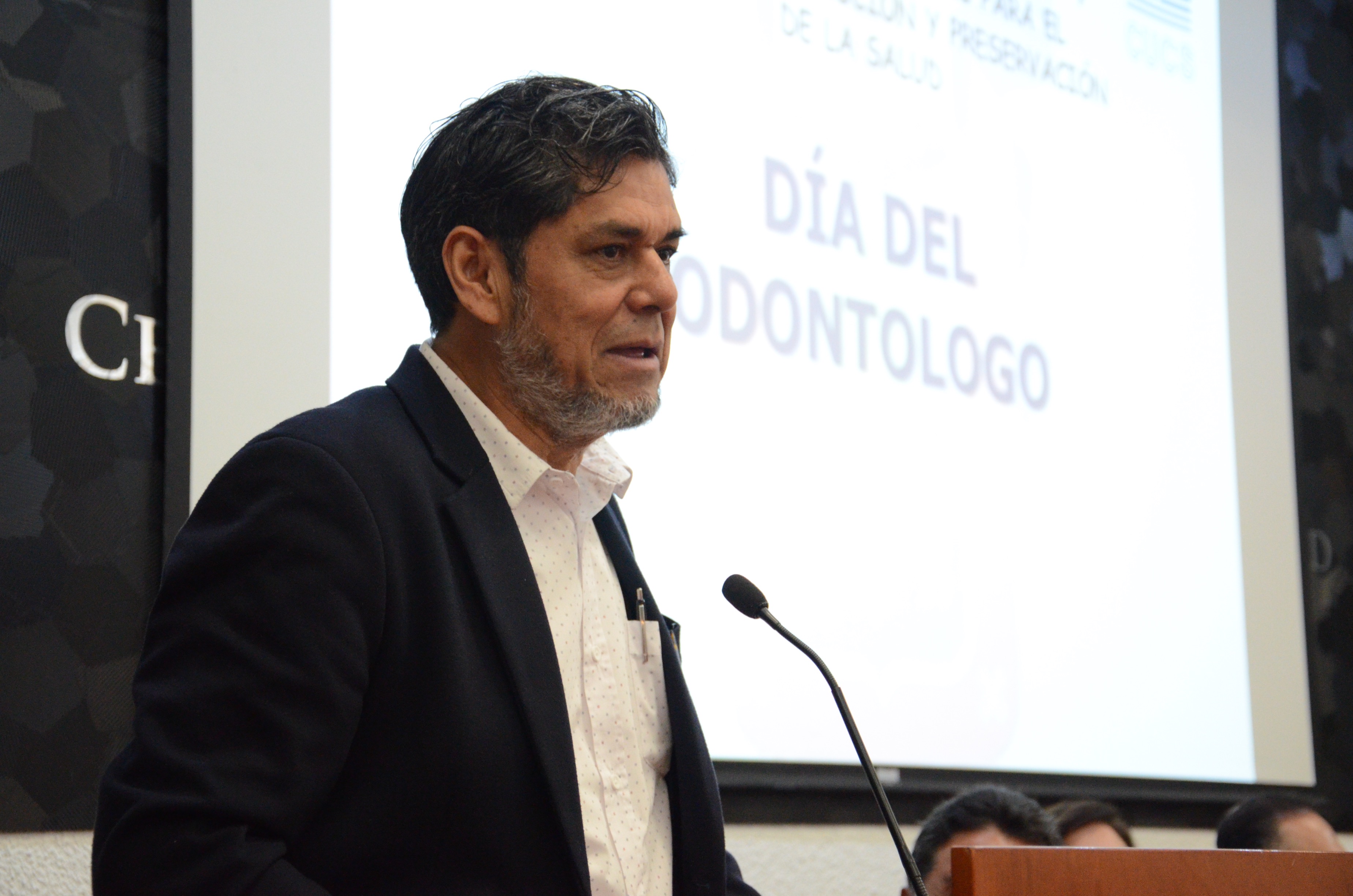 Dr. Jesús Palafox dando discurso en el pódium