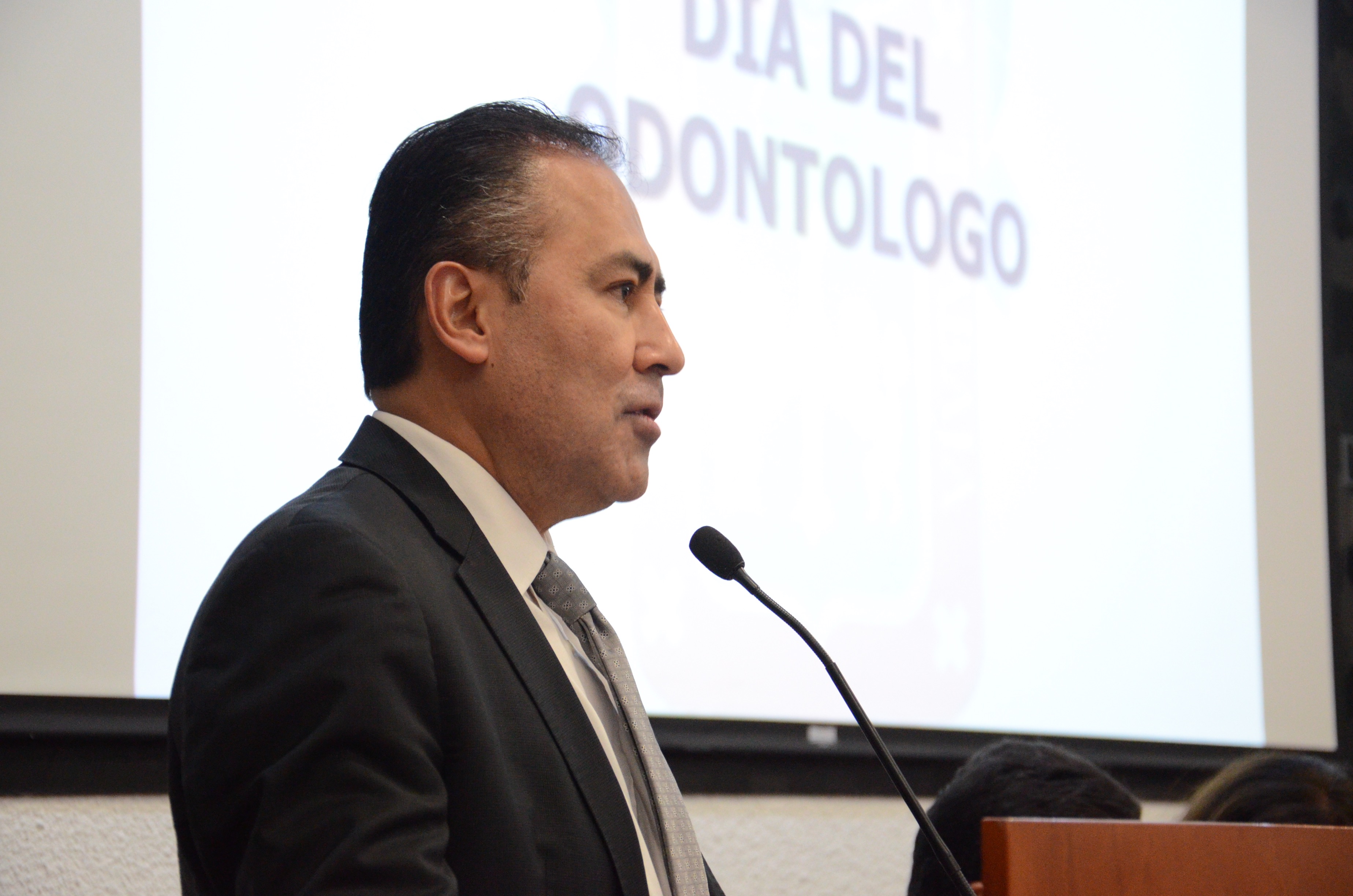 Rector del CUCS dando discurso en el pódium