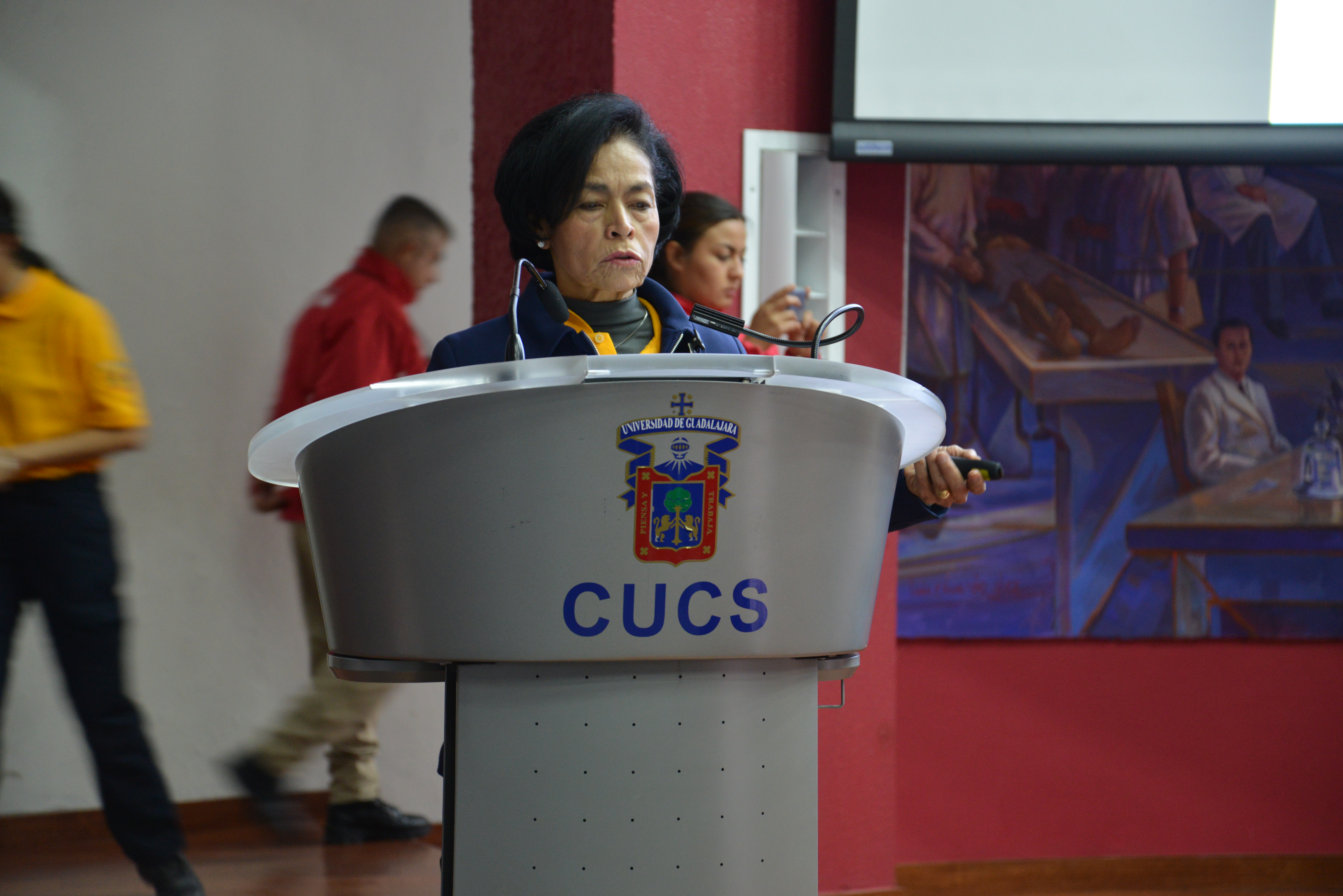 Mtra Laura Alejandrina Estrada, al microfono