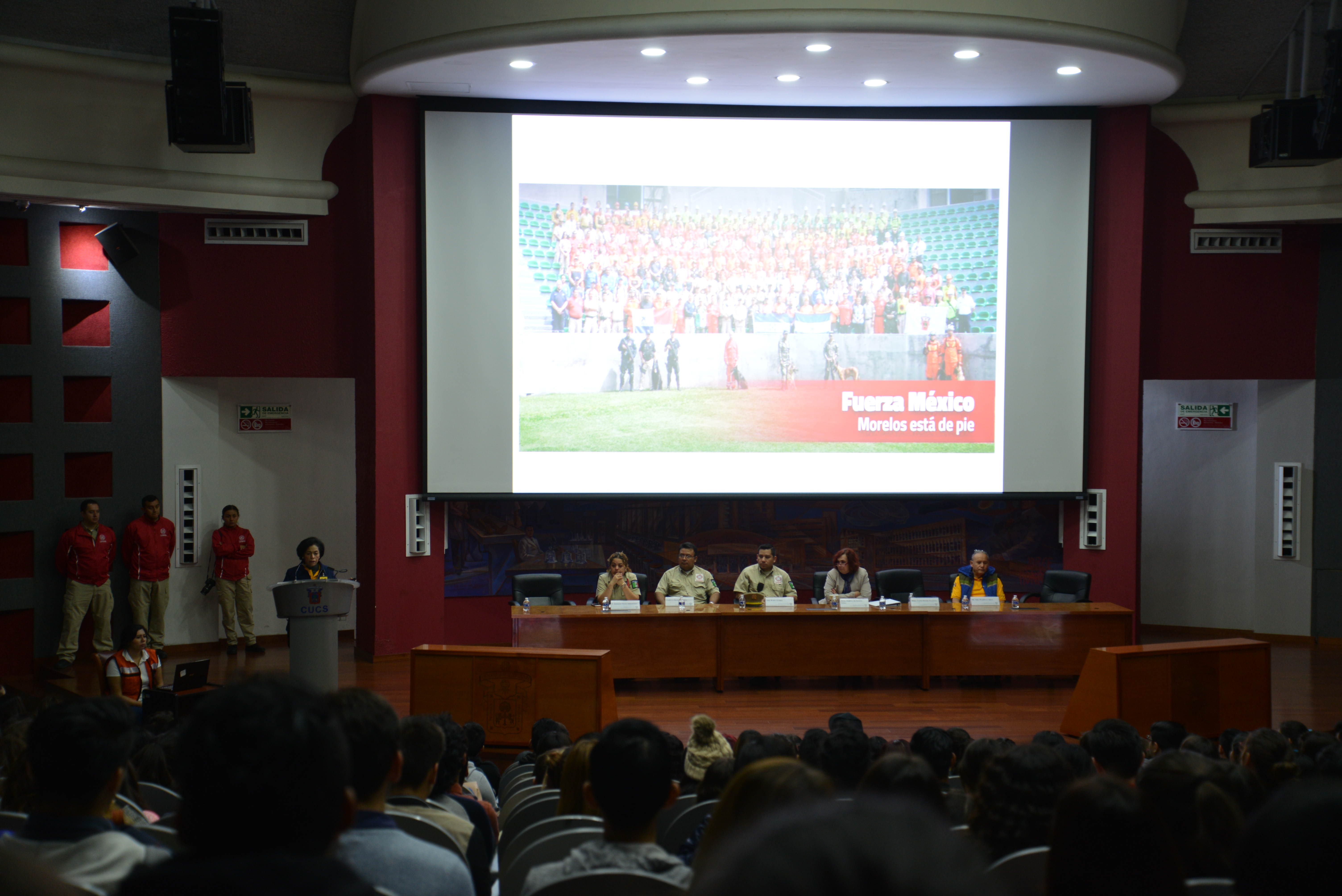 Presentación en la pantalla del auditorio