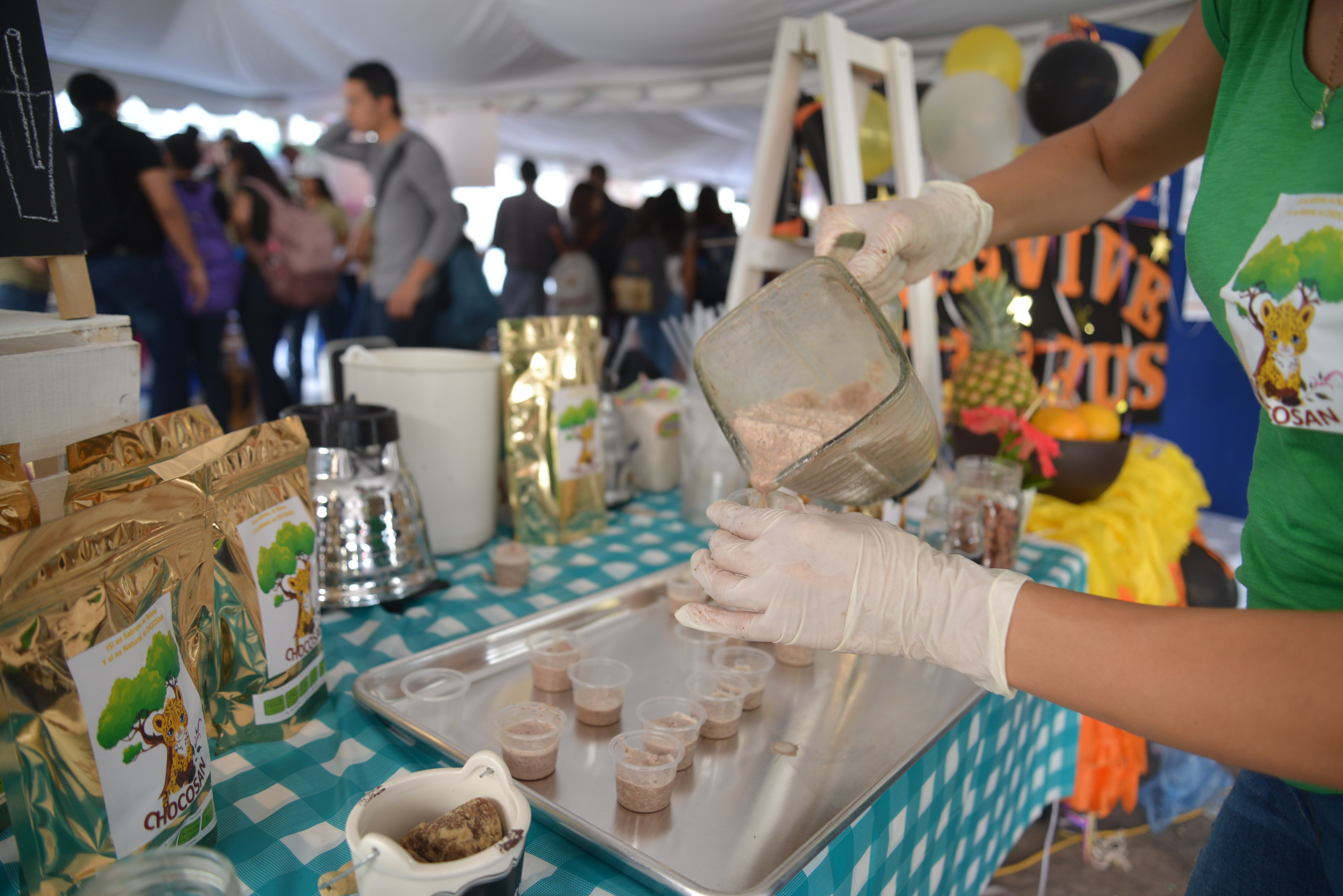 Sirviendo de la licuadora un vaso con bebida de chocolate