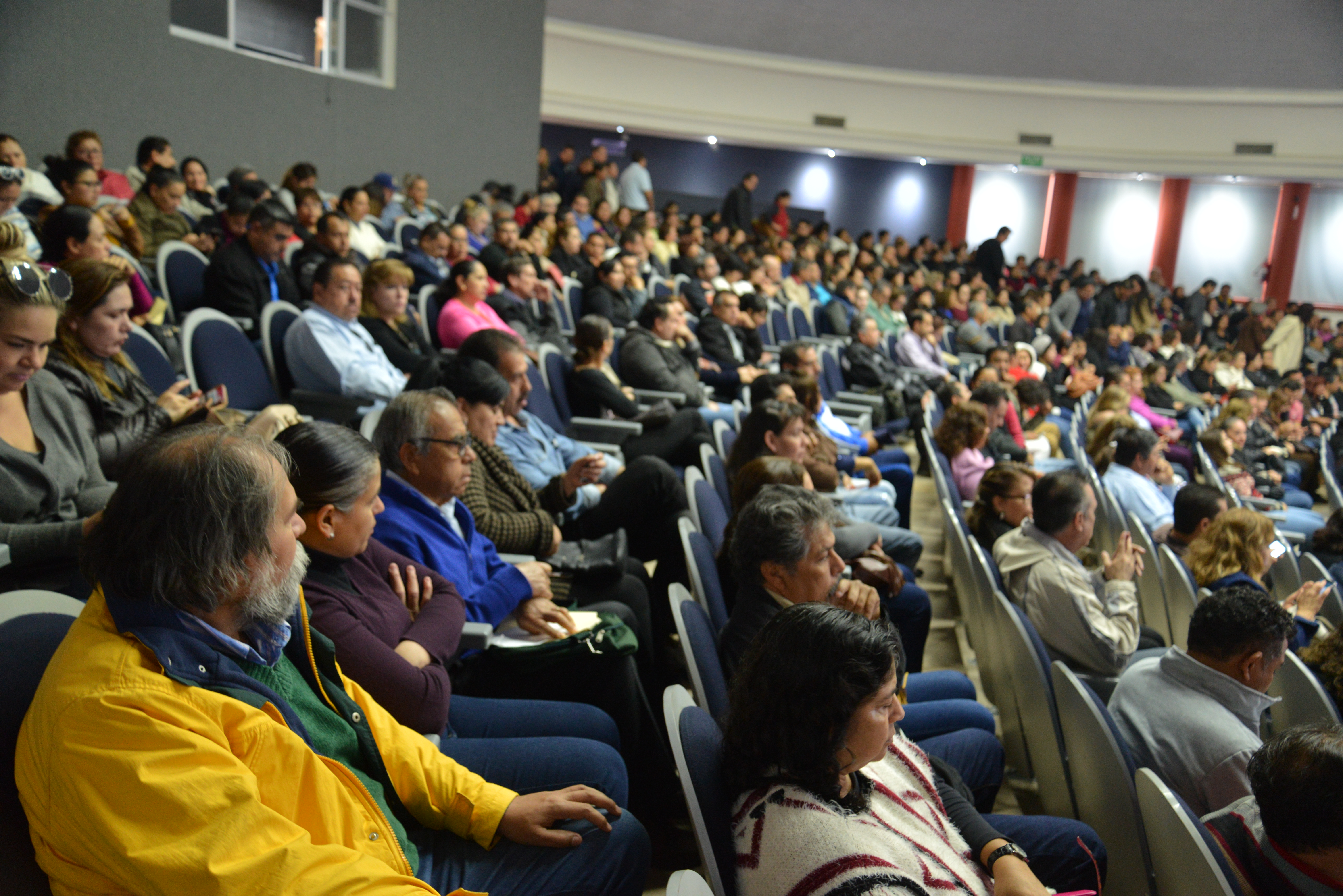 Auditorio repleto de padres de familia cuyos hijos ingresaron al CUCS