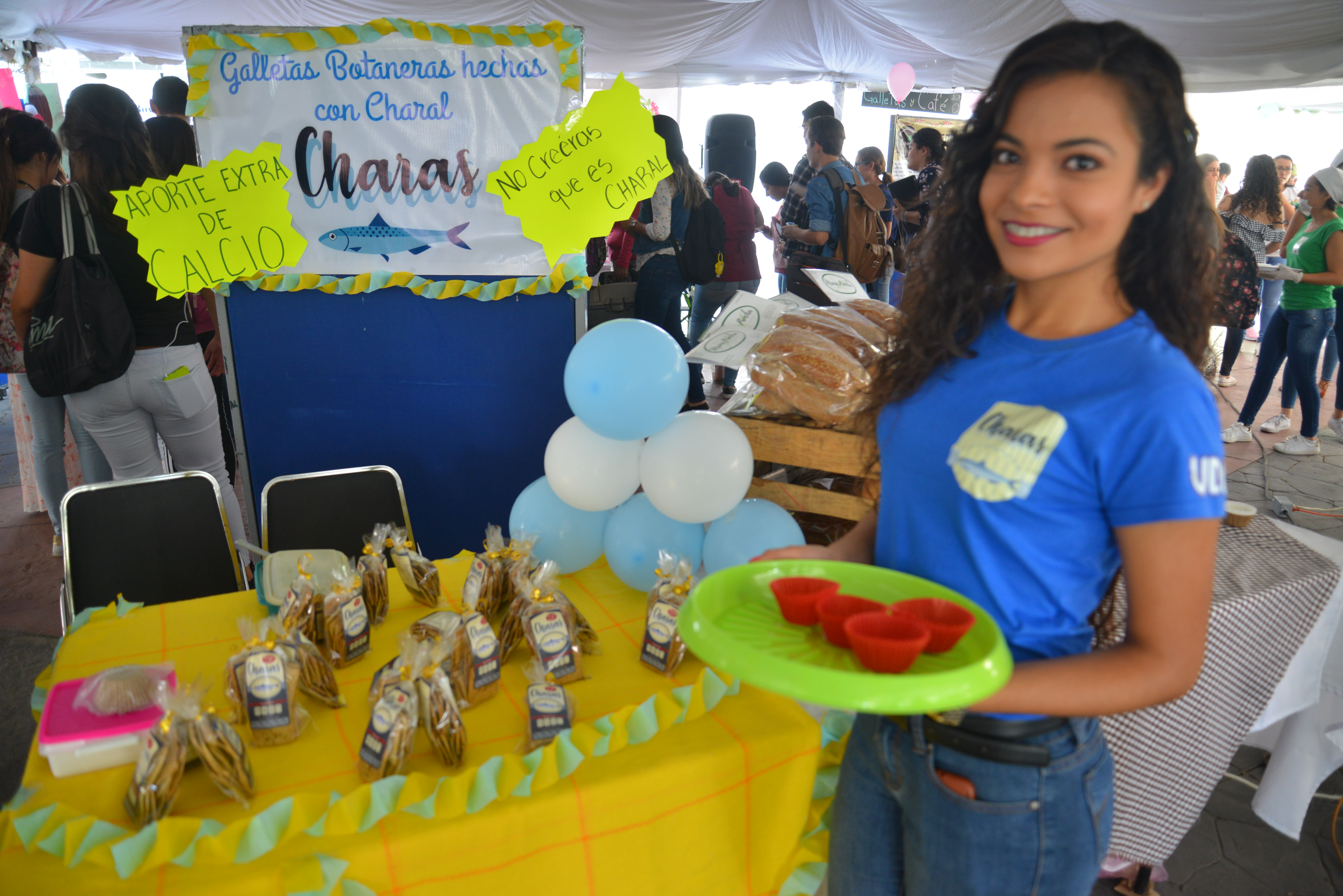 Alumna degustando los productos de Expo Nutrición